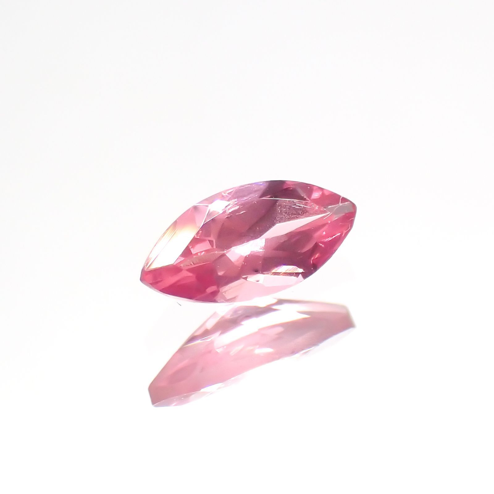 ホットピンクスピネル(宝石名ピンク・スピネル)タンザニア産 0.26ct 識別済[230823041]6.2x2.9mm前後