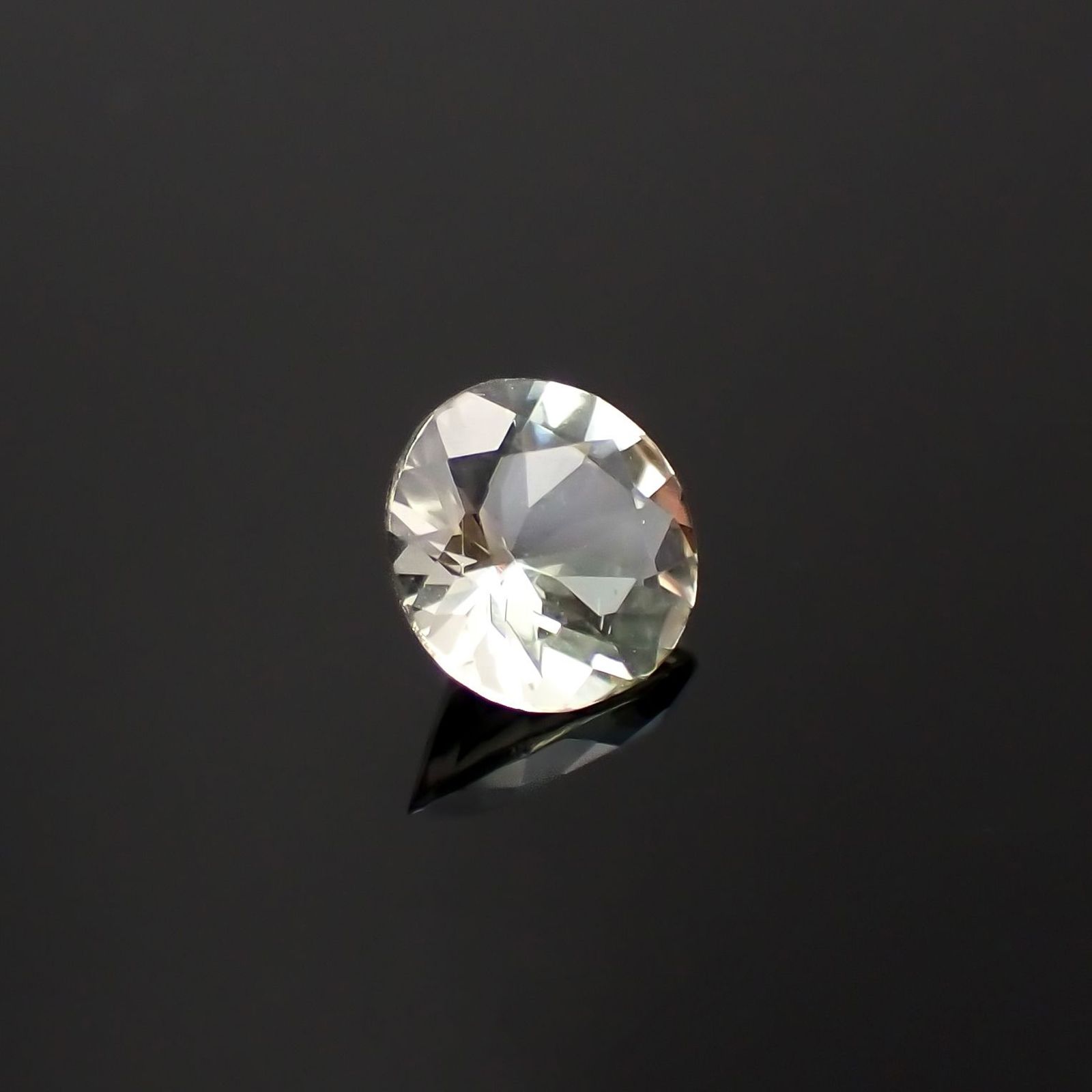 バイカラーオレゴンサンストーン アメリカ・オレゴン州産 0.62ct / 5.9x5.9mm前後 [230220681]