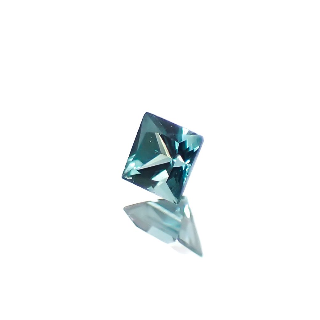 ◇プリンセスカット◇ベキリーブルーガーネット（カラーチェンジガーネット アレキタイプ） マダガスカル・ベキリー産 0.058ct [241229623]2x2mm前後