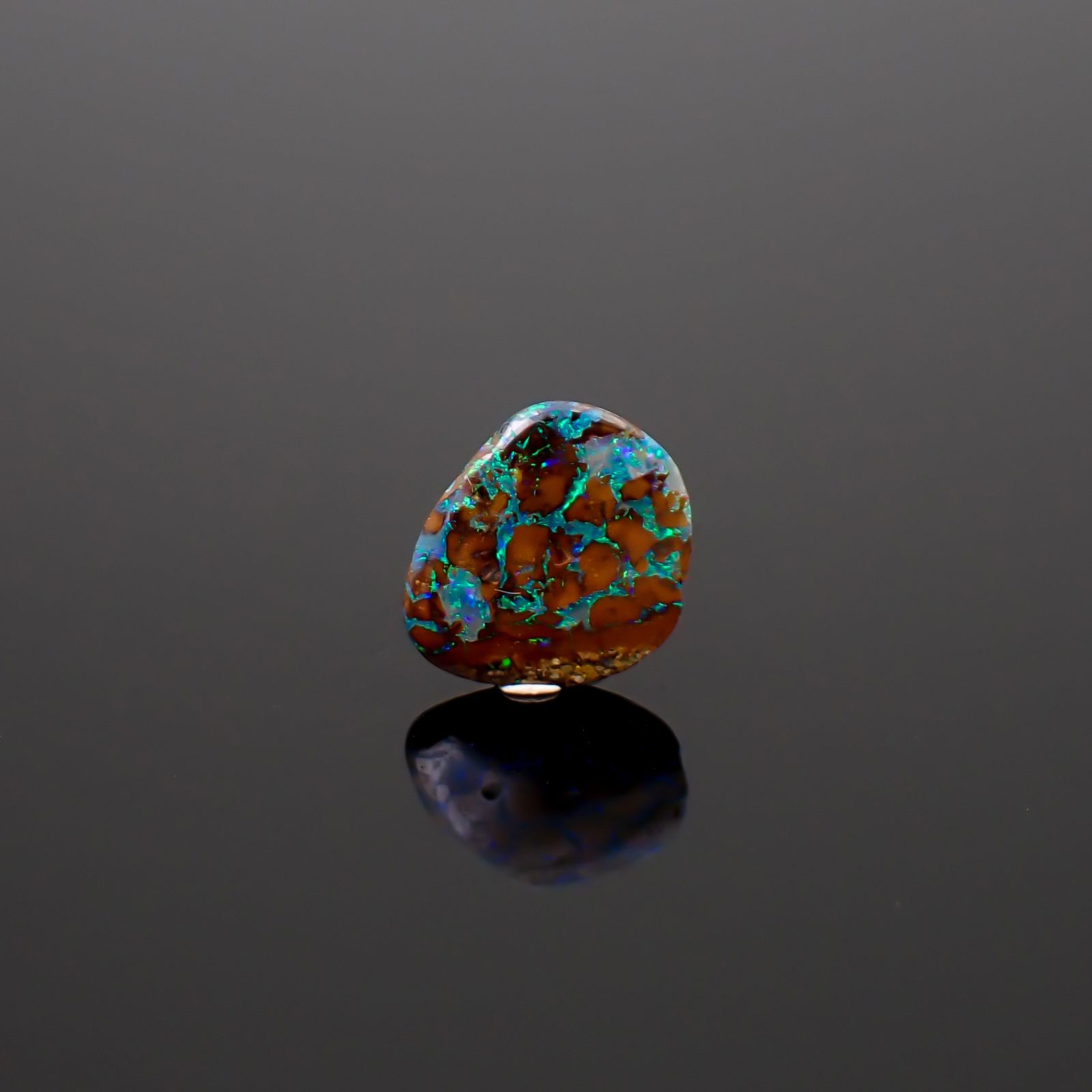 ボルダーオパール オーストラリア産 0.87ct / 8.8x7.7mm前後 [260933074]