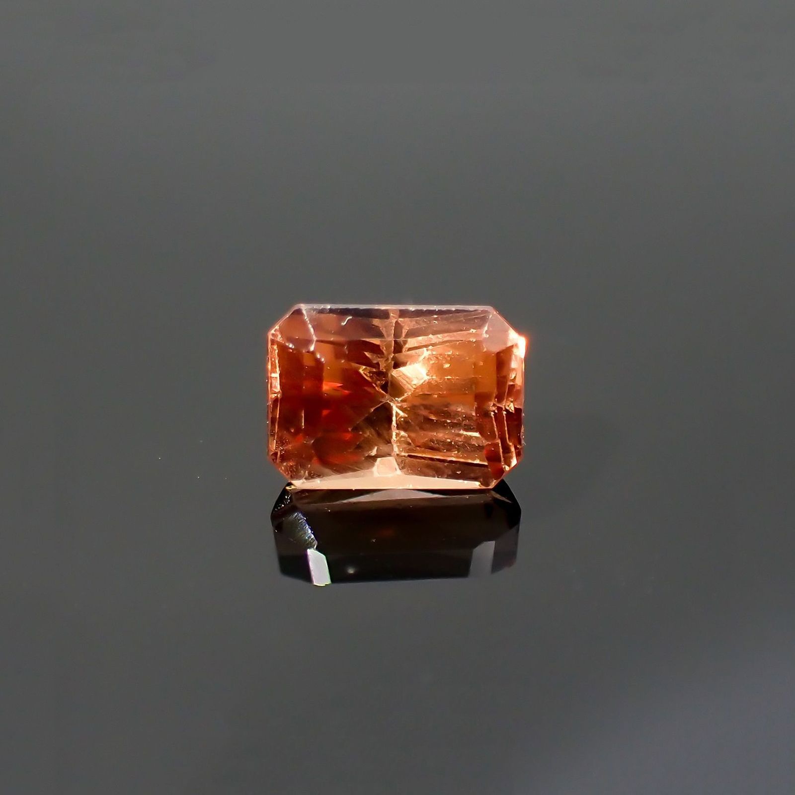 カラーシフトマラヤガーネット(宝石名ガーネット)タンザニア産 識別済 1.35ct / 6.7x4.7mm前後 [260415014]