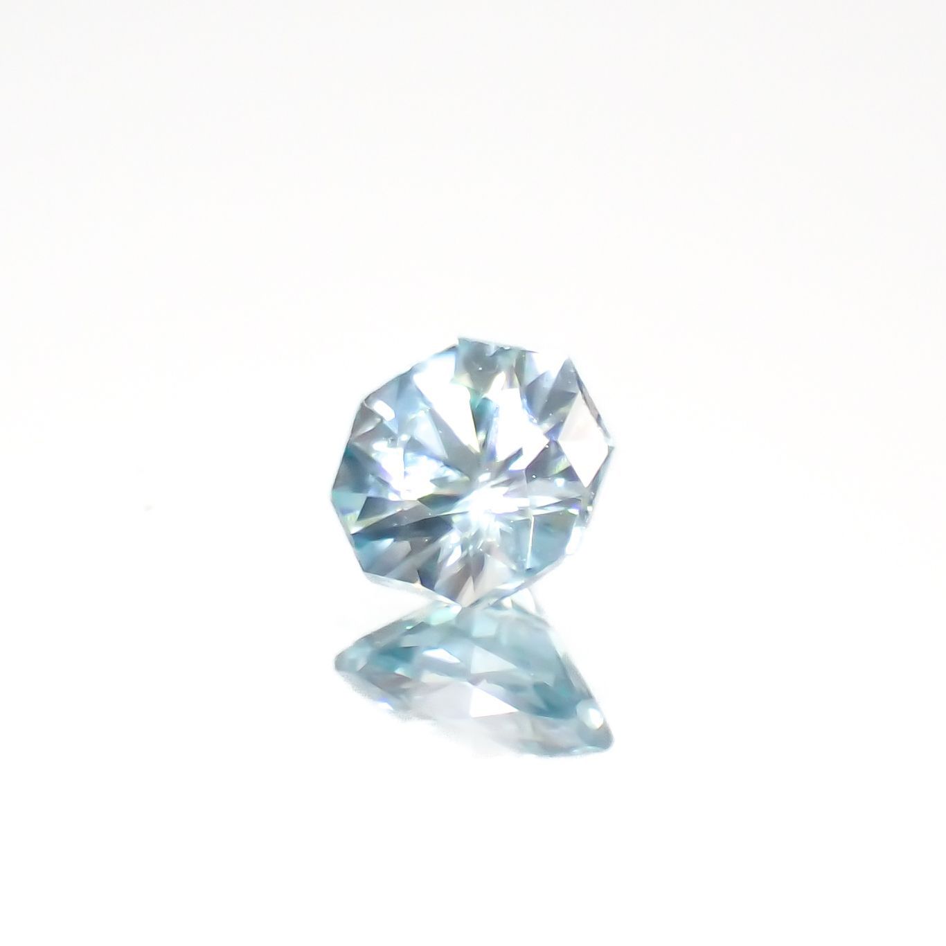 ◇オクタゴンカット◇アイスブルージルコン(宝石名ジルコン)カンボジア産 0.66ct 識別済[230320858]4.9x4.8mm前後