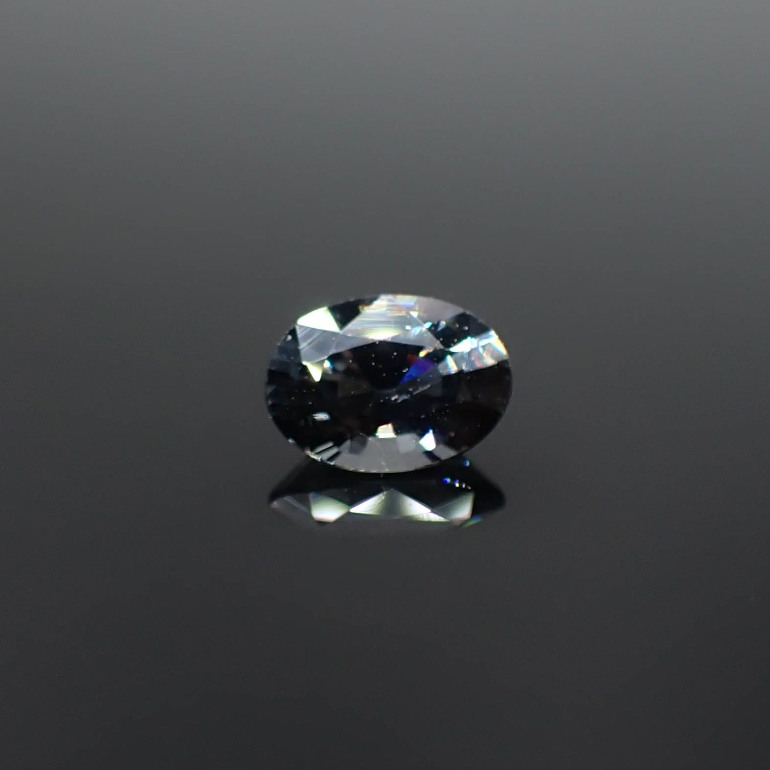 プラチナスピネル(宝石名スピネル)ビルマ産 0.94ct 識別済[250730757]7.2x5.2mm前後