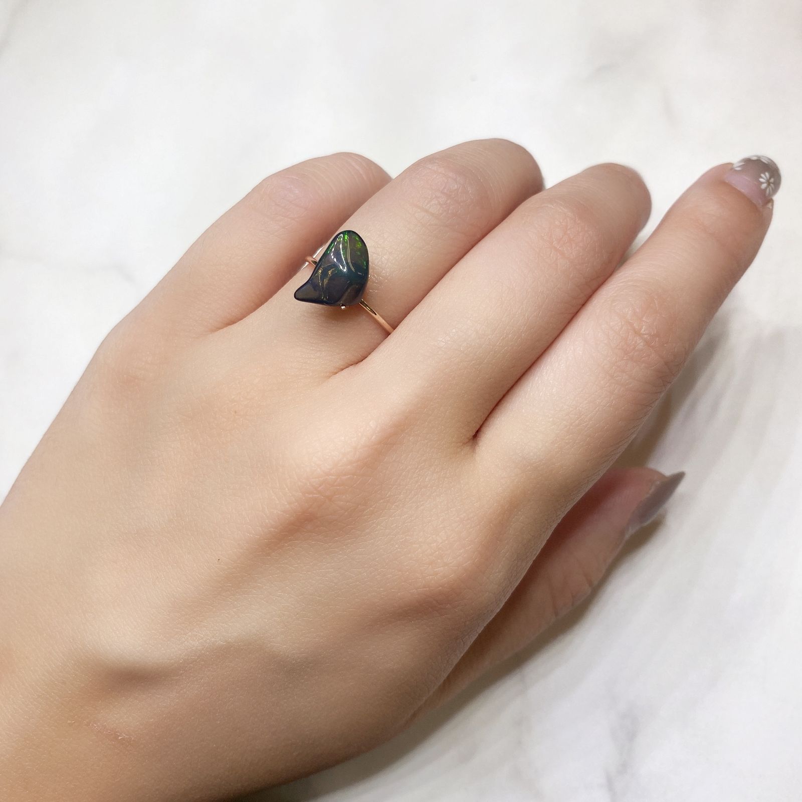◇バロック型◇ブラックオパール(宝石名オパール/加熱処理) エチオピア産 1.35ct 識別済[211013504]11.9×7.7mm前後