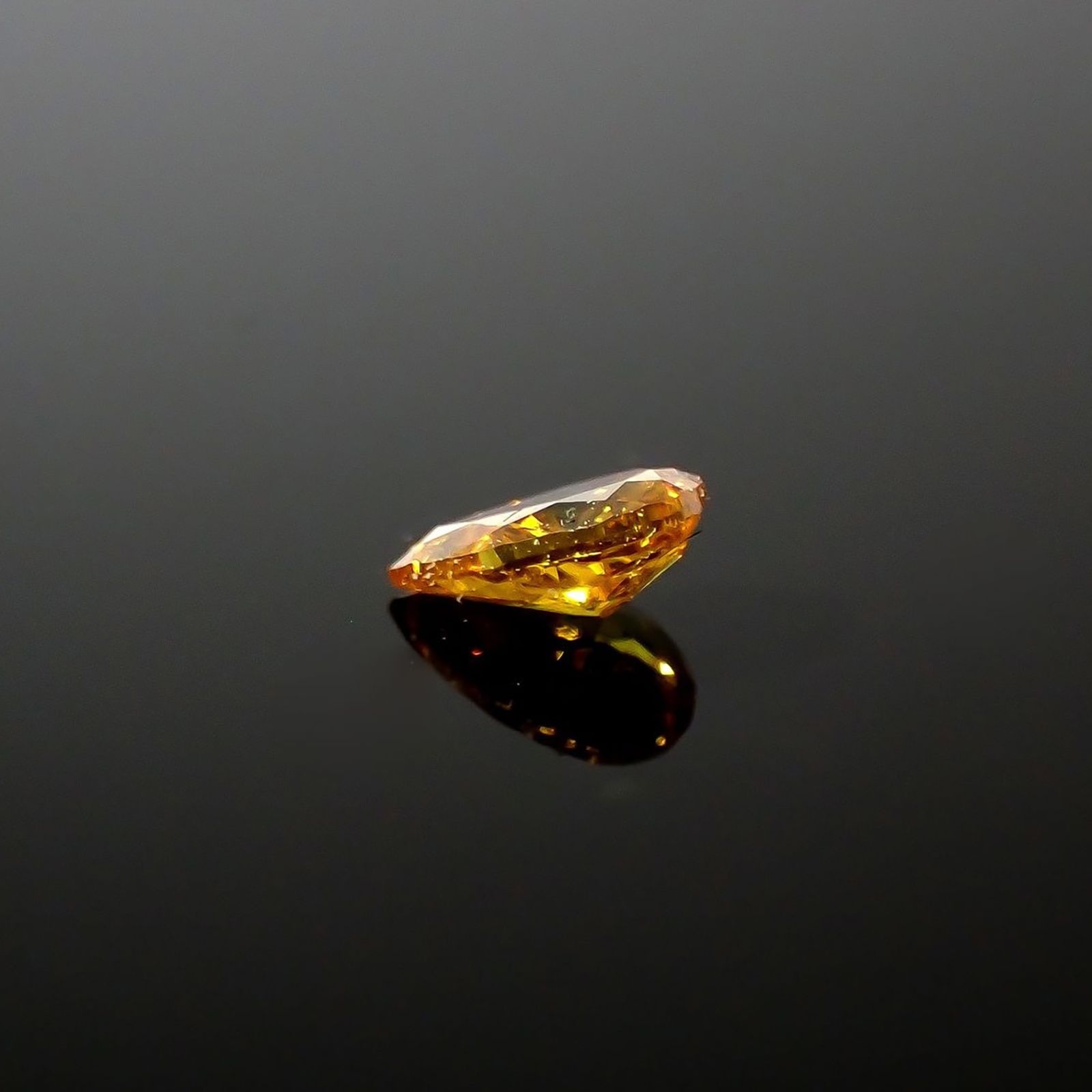 イエローダイヤモンド I-1 | FANCY VIVID ORANGE YELLOW(宝石名ダイアモンド) ソ付(CGL) 0.098ct / 3.87x2.26mm前後 [240427042]