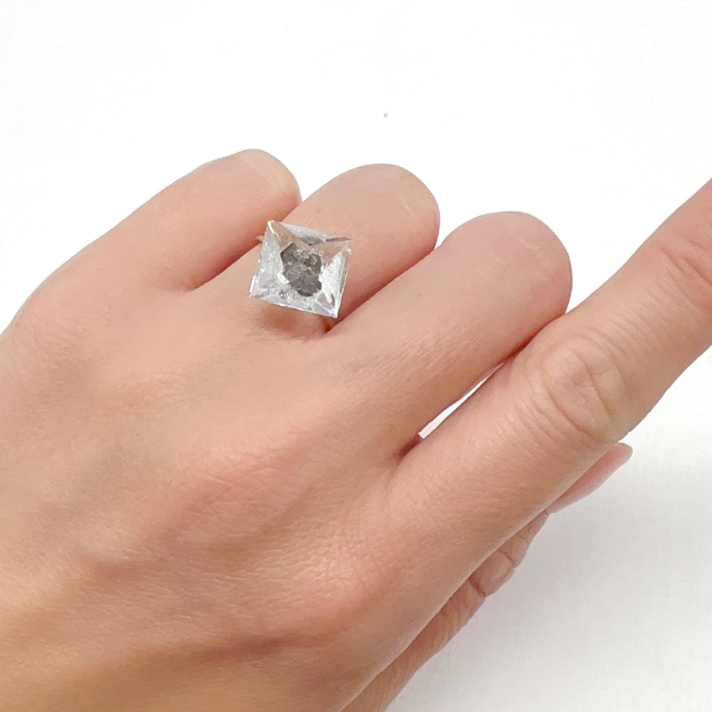 ◇カスタムカット◇バイオタイトインクォーツ モゴック産 4.82ct[240427275]11.2x10.2mm前後