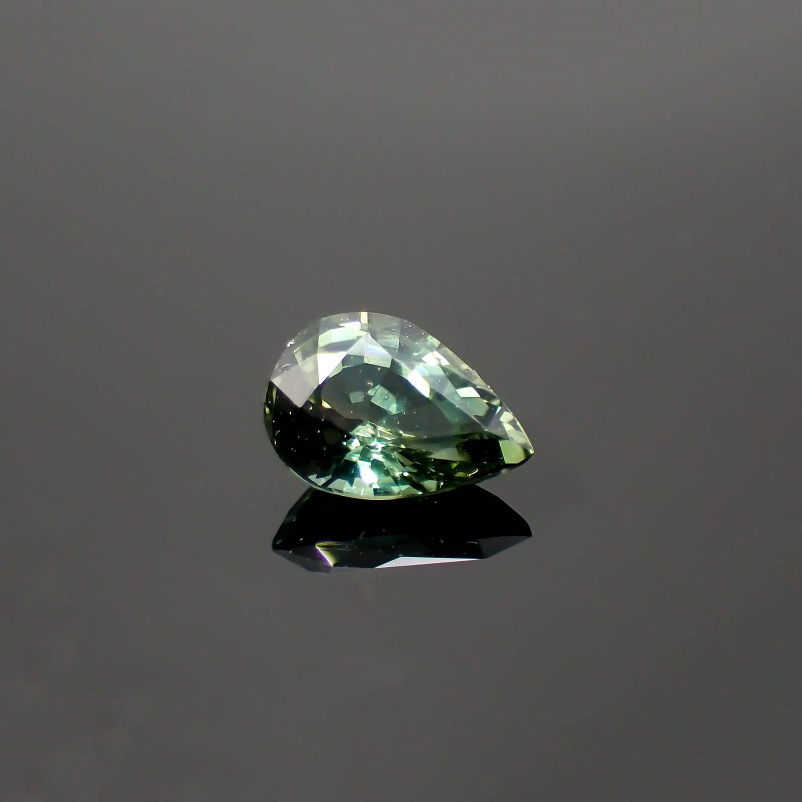 バイカラーサファイア(宝石名サファイア)マダガスカル/オーストラリア産 0.90ct 識別済[250114841]7.1x5.1mm前後