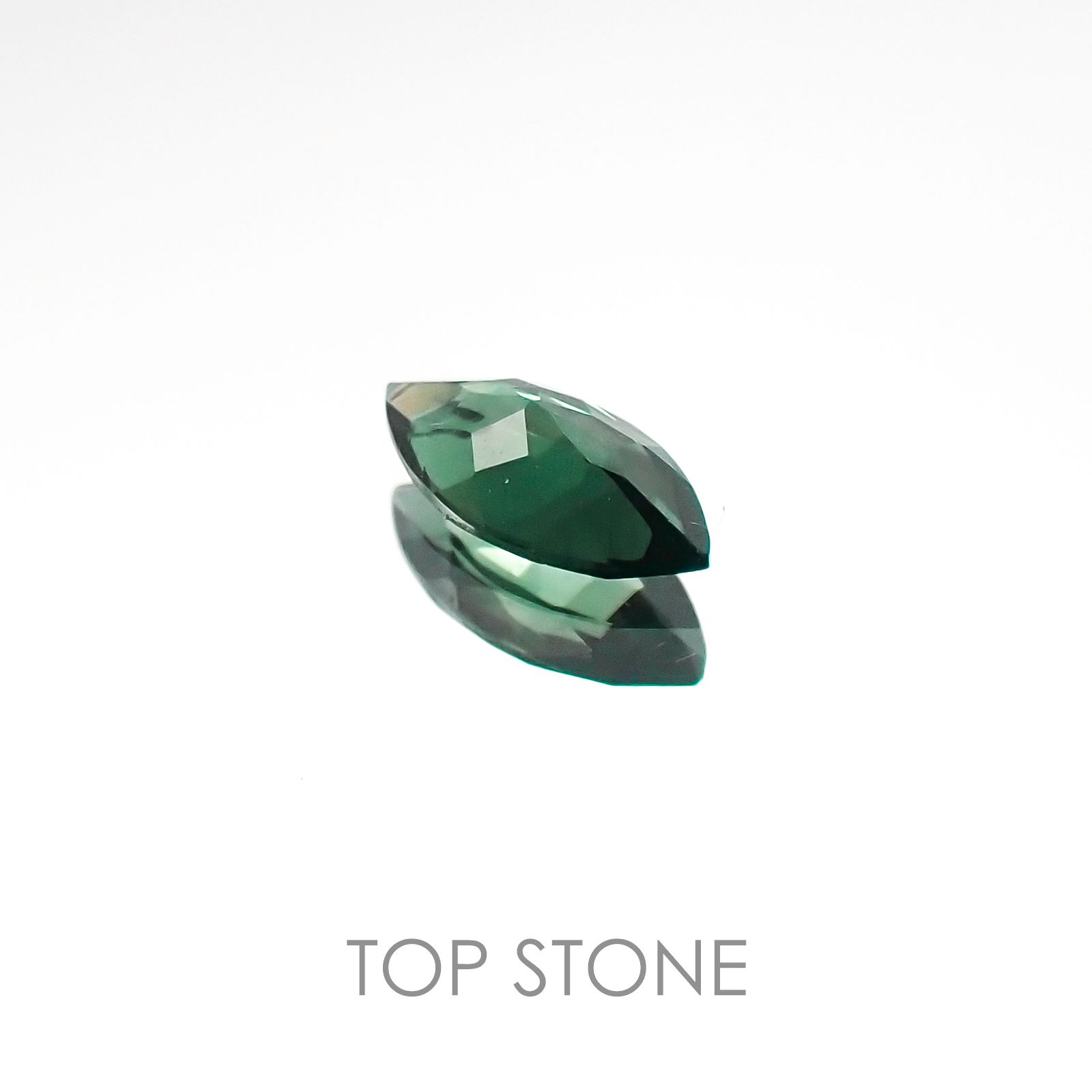 カラーチェンジガーネット(アレキタイプ)(宝石名ガーネット/カラーチェンジタイプ) マダガスカル・ベキリー産 0.24ct 識別済[20106604]5.9×3mm前後