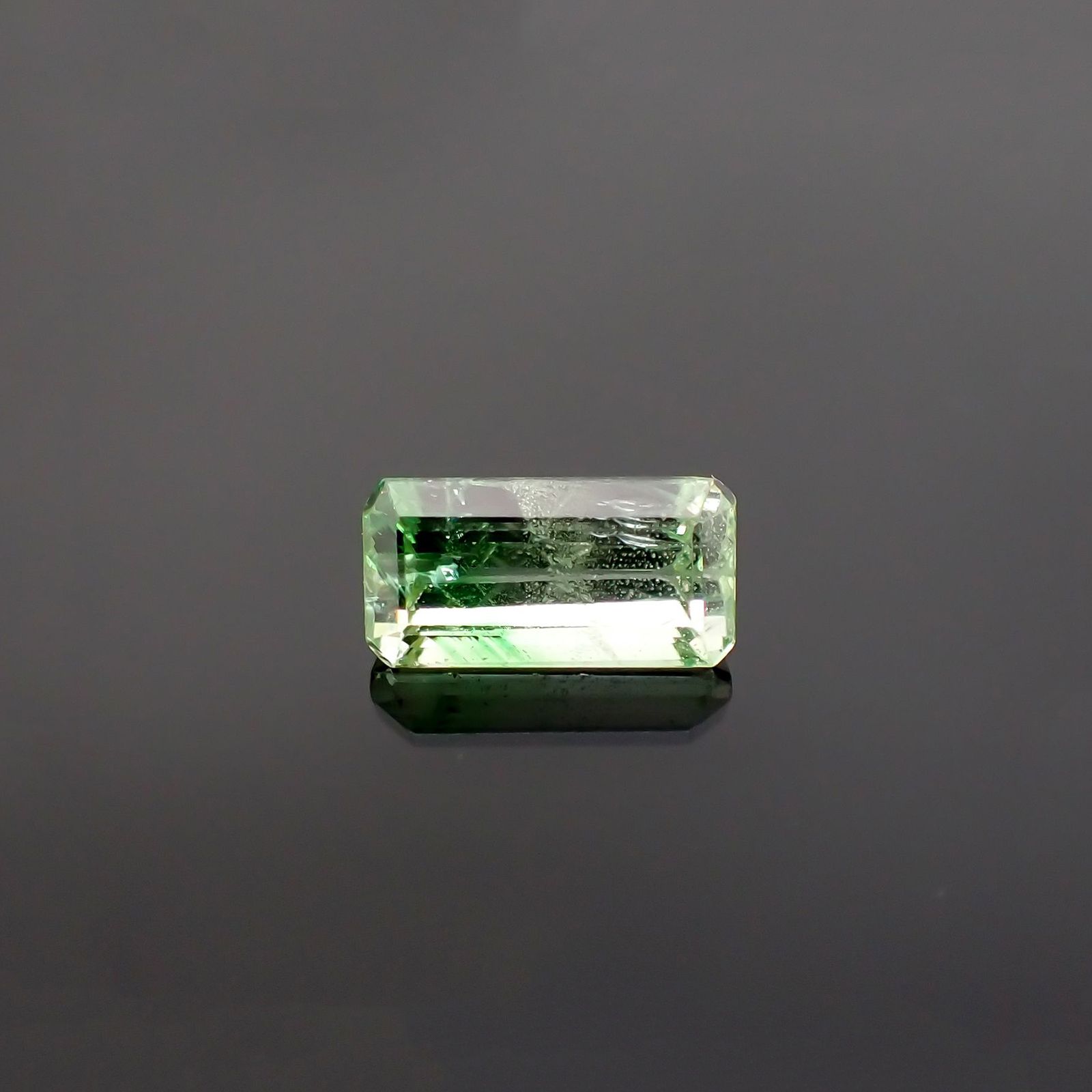 バイカラーツァボライト(宝石名グリーン グロッシュラー・ガーネット) タンザニア産 1.23ct 識別済[210711909]7.9×4mm前後