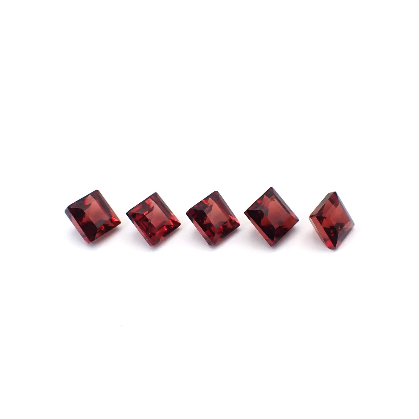 ◇ランダムセレクト◇パイロープアルマンディンガーネット モザンビーク産 約0.52ct / 4.1x4.1mm前後 [260532216-PAC]