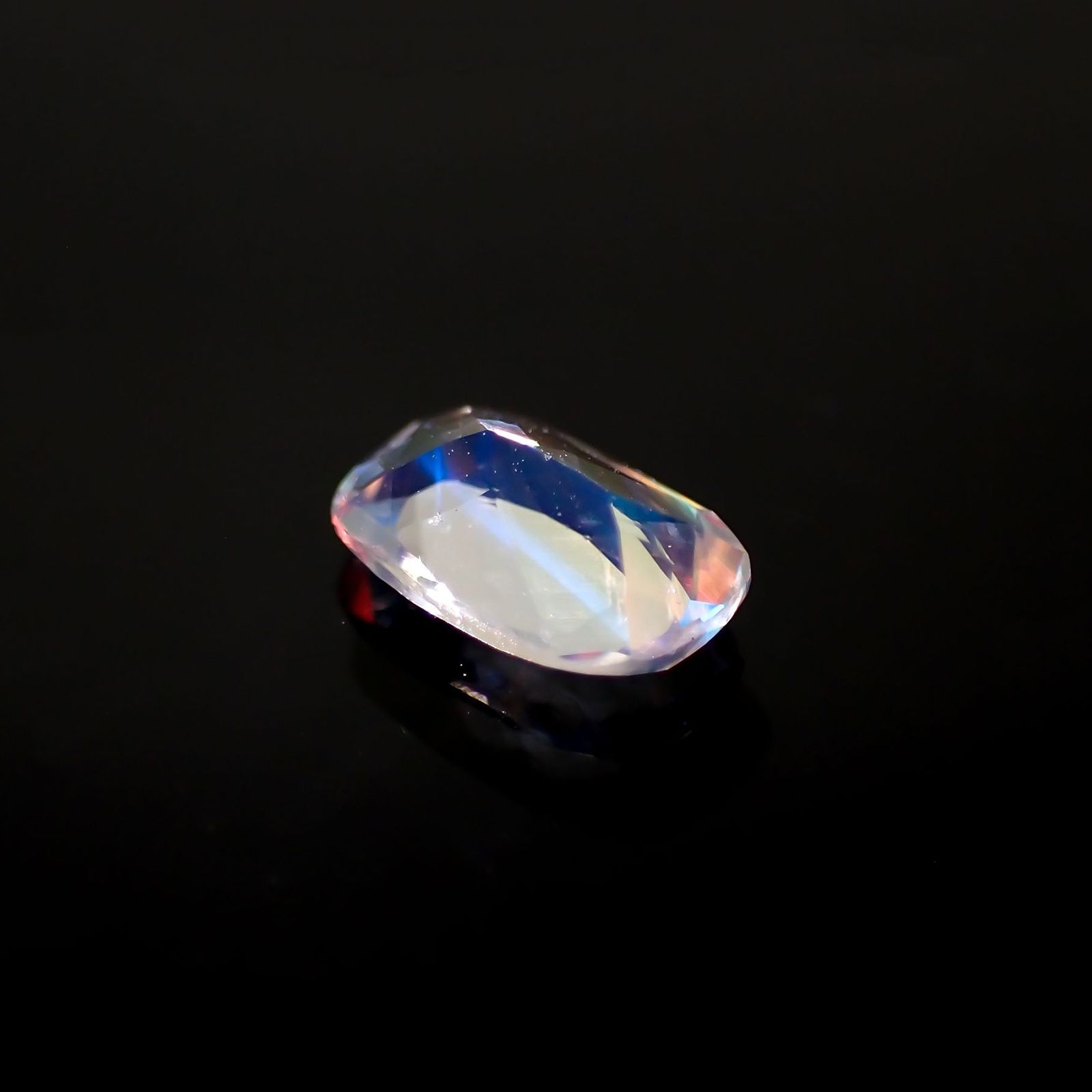 レインボームーンストーン(宝石名ラブラドライト)マダガスカル産 識別済 0.51ct / 6.8x4.3mm前後 [251213741]