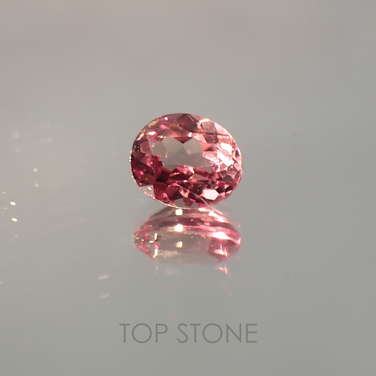 カラーチェンジマラヤガーネット タンザニア産 ルース 0.72ct[21049654]5.6×4.7mm前後