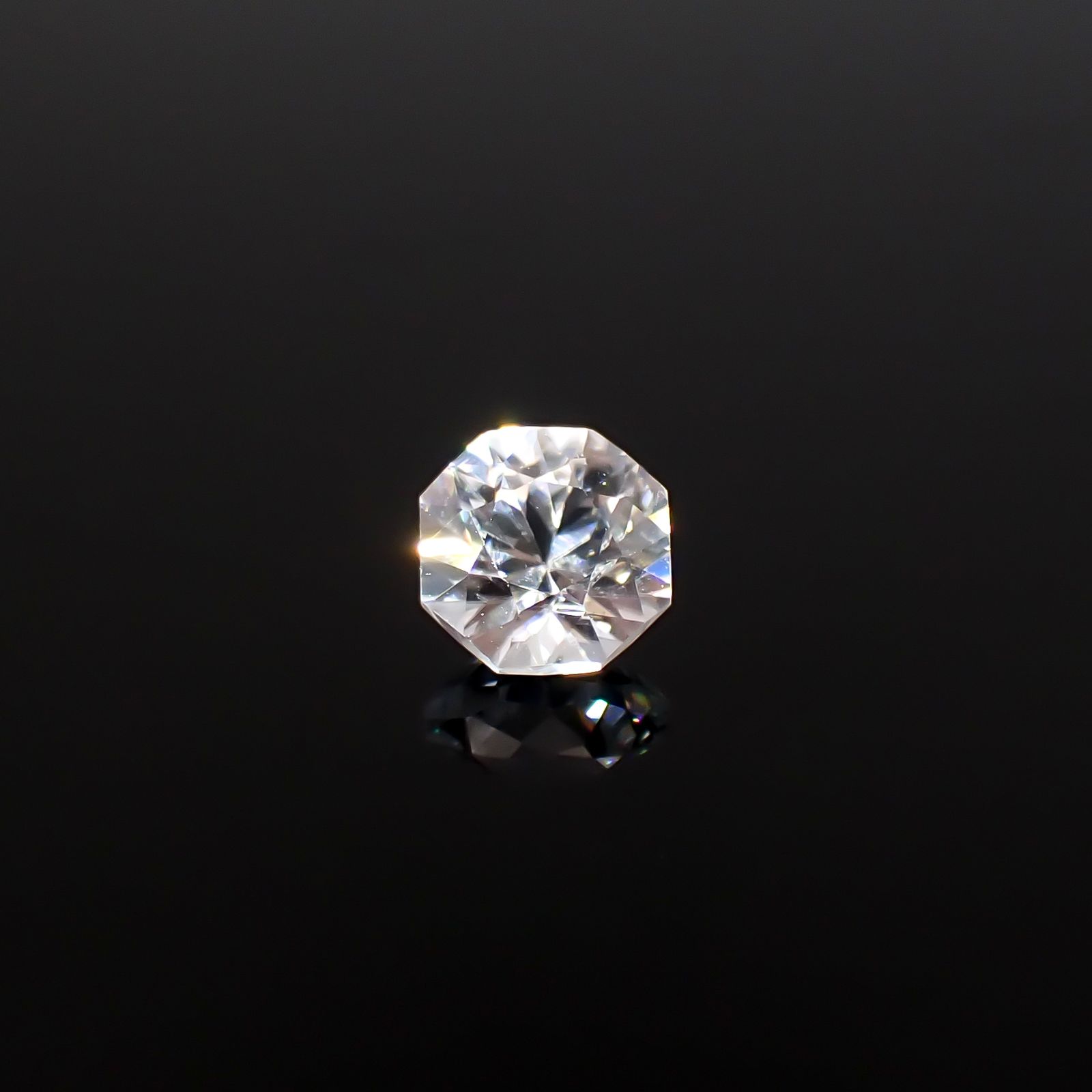 ◇オクタゴンカット◇カラーレスジルコン(宝石名ホワイト・ジルコン)スリランカ/カンボジア産 識別済 0.81ct / 4.9x4.8mm前後 [251231383]