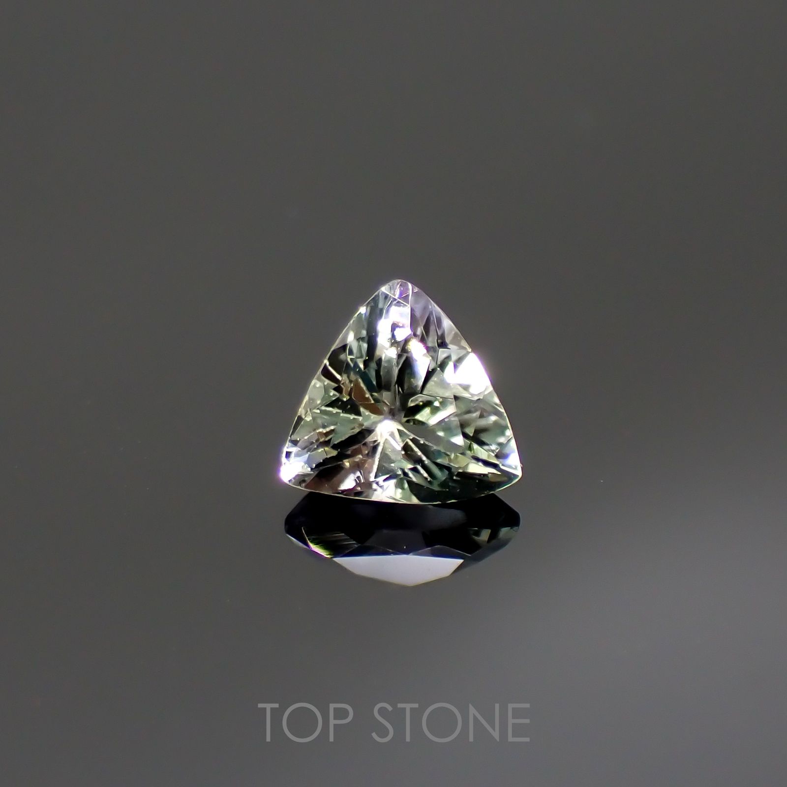 バイカラータンザナイト(宝石名ゾイサイト)タンザニア産 0.44ct 識別済[220515896]5x5.1mm前後