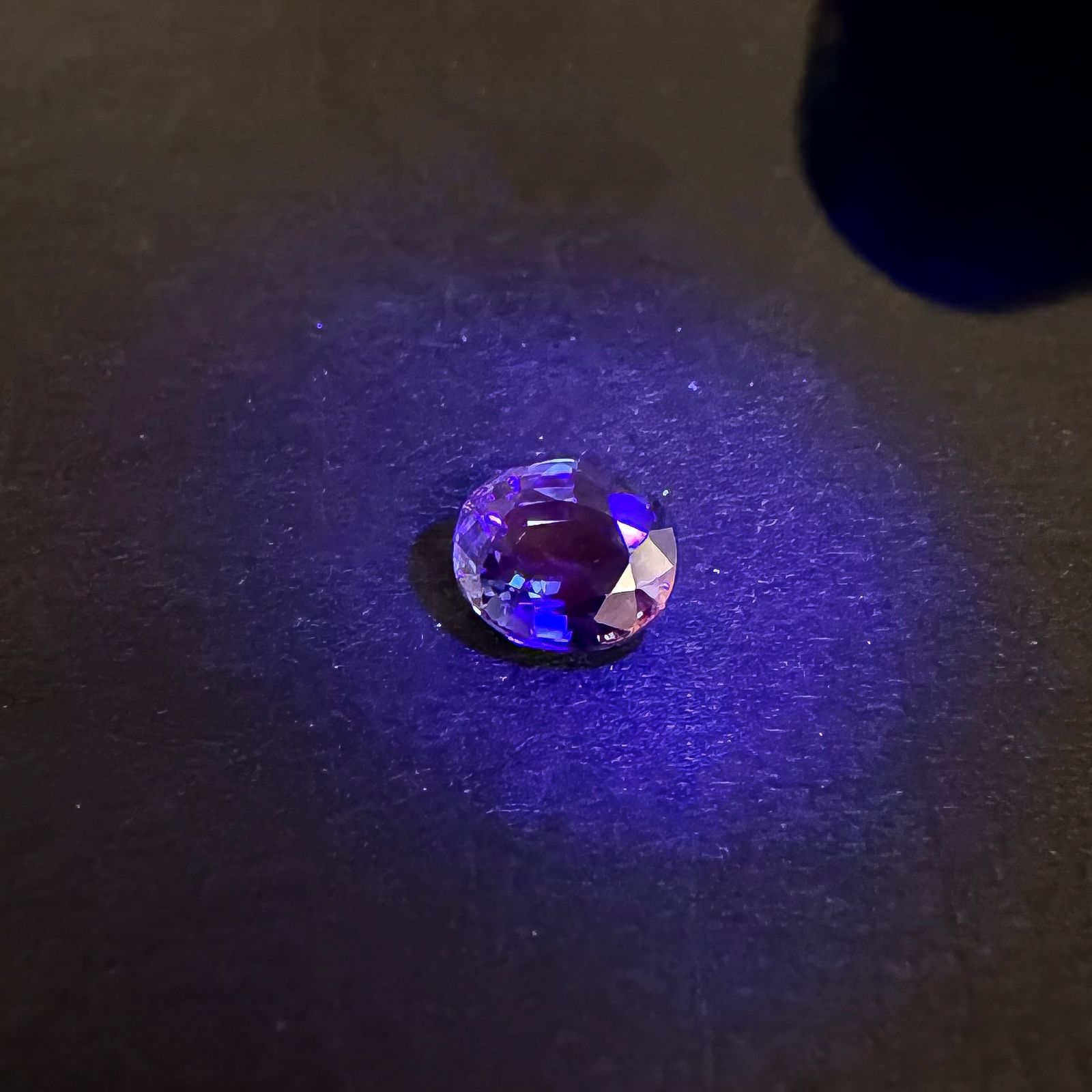 サファイア スリランカ/マダガスカル産 0.69ct / 5.6x4.7mm前後 [251031224]