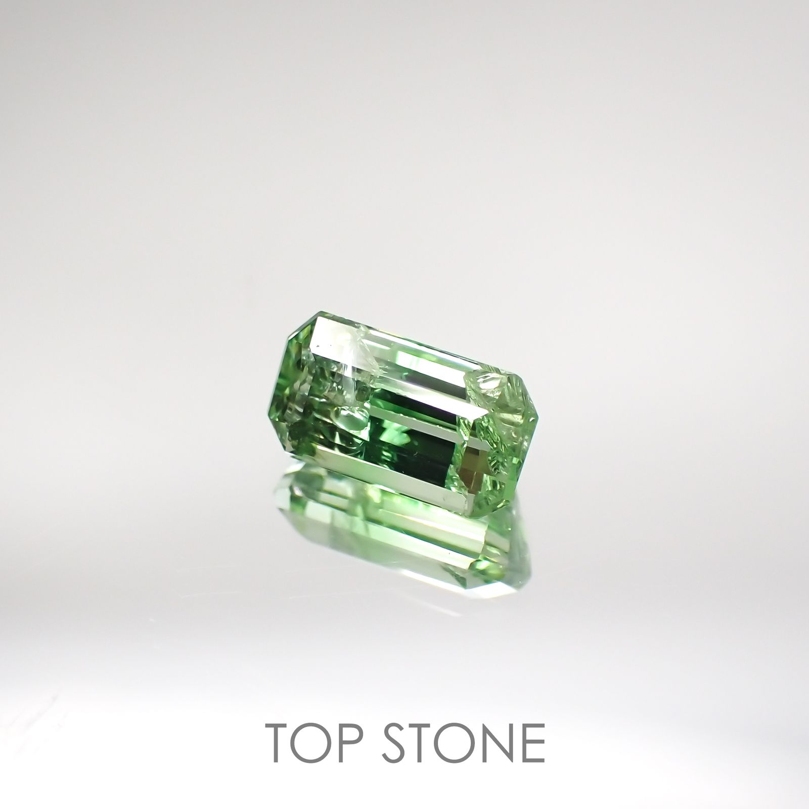 バイカラーツァボライト(宝石名グリーン グロッシュラー・ガーネット) タンザニア産 0.71ct 識別済[210711573]6.6×3.5mm前後