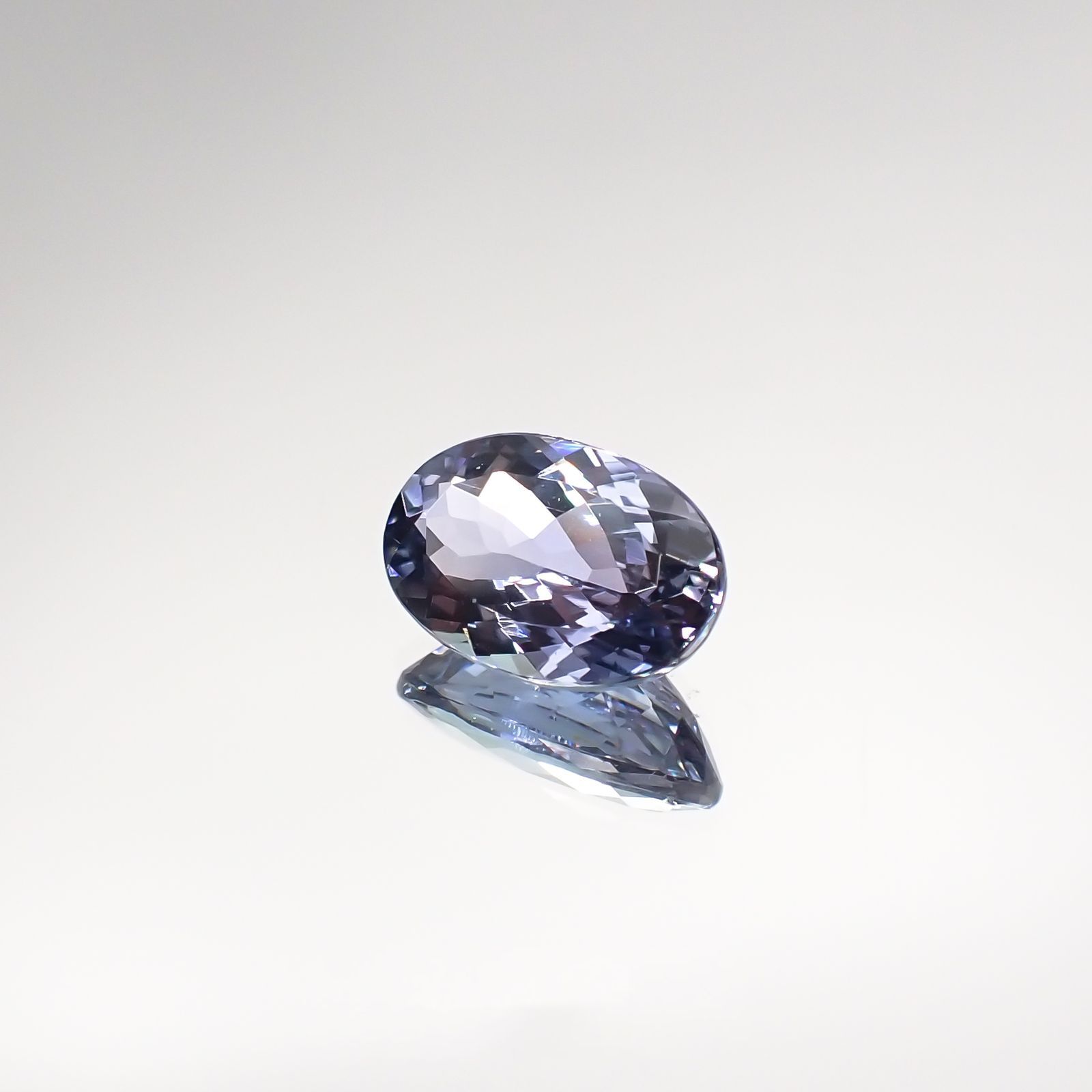 バイカラータンザナイト(宝石名タンザナイト) タンザニア産 1.920ct ソ付(彩珠)[210711831]9.6×6.2mm前後