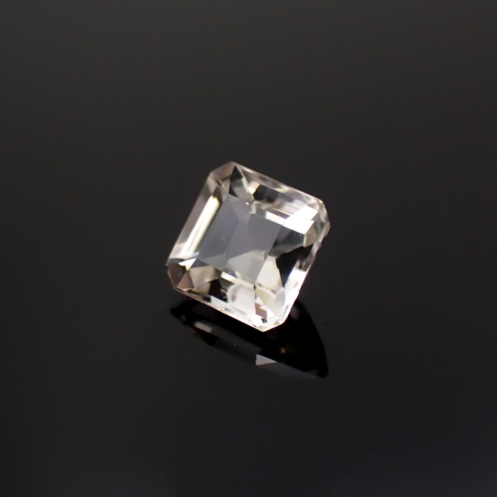 フェナカイト(宝石名フェナカイト)ブラジル産 1.062ct ソ付(彩珠)[221018577]6.1x5.9mm前後