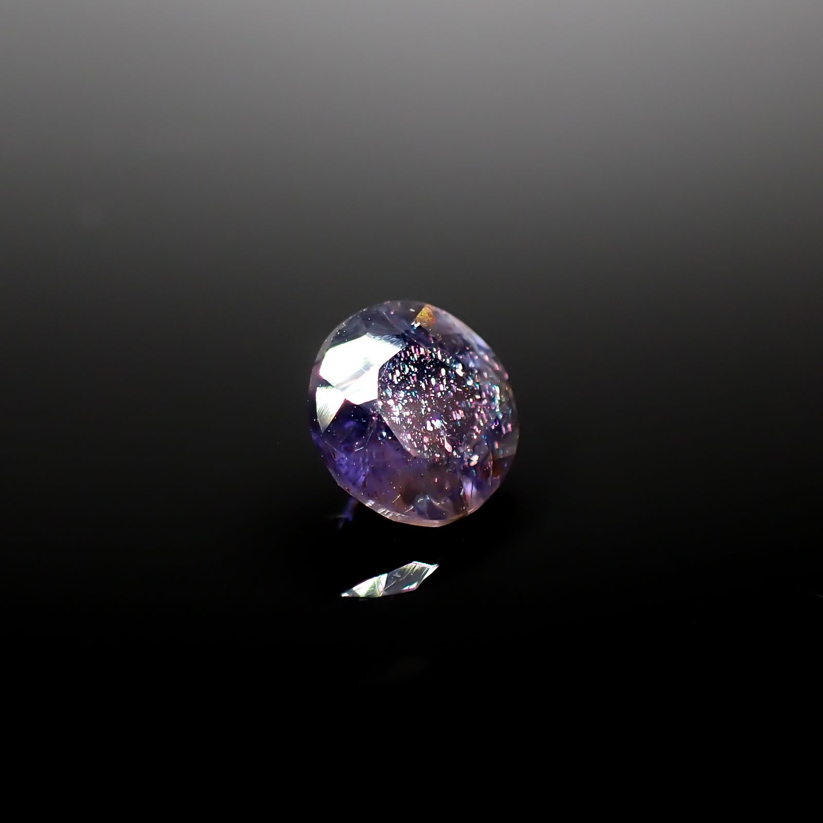 ブラッドショットアイオライト インド産 1.30ct [241129463]7.6x7.3mm前後