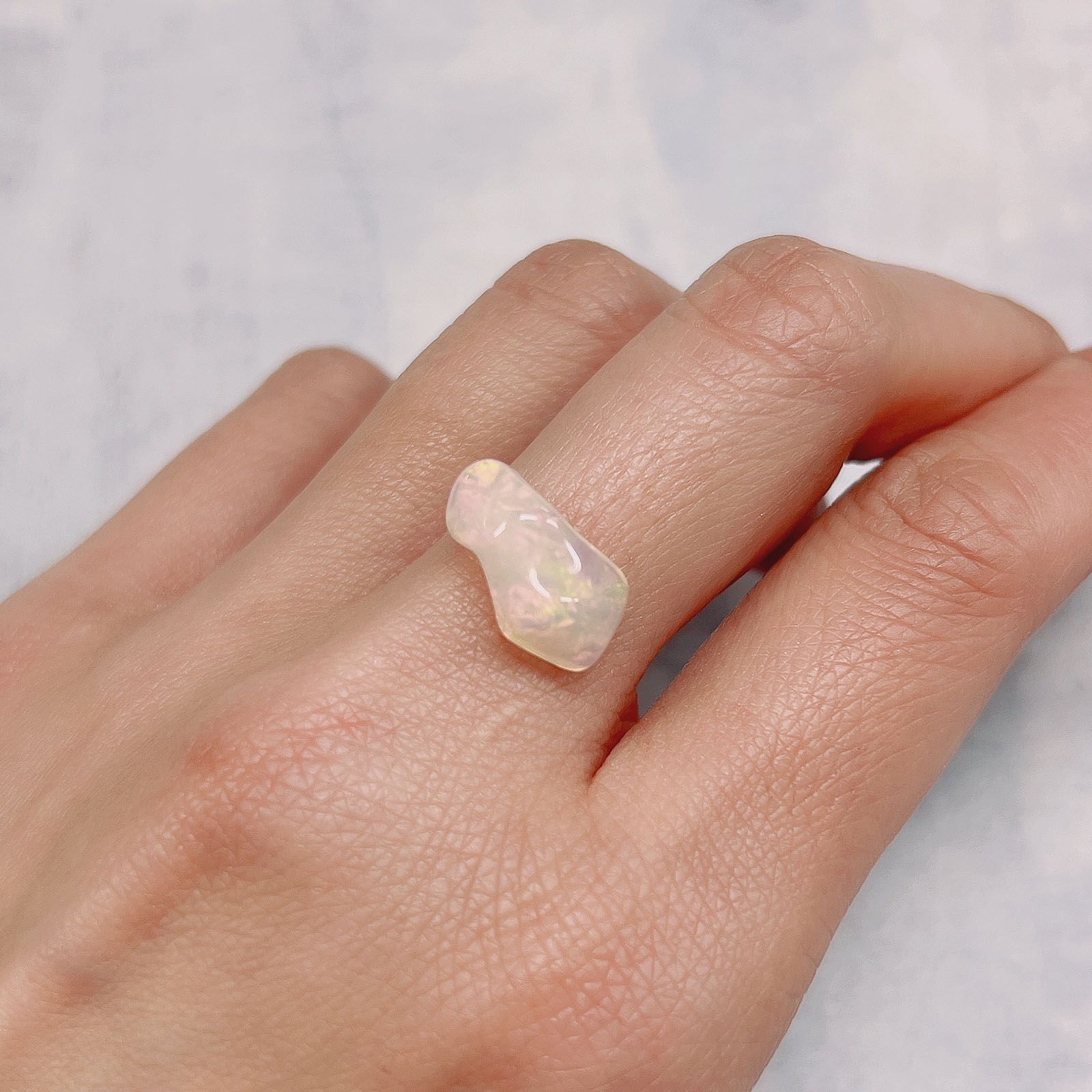 ◇バロック型◇エチオピアオパール(宝石名オパール) エチオピア産 3.11ct 識別済[210611395]14.7×8mm前後