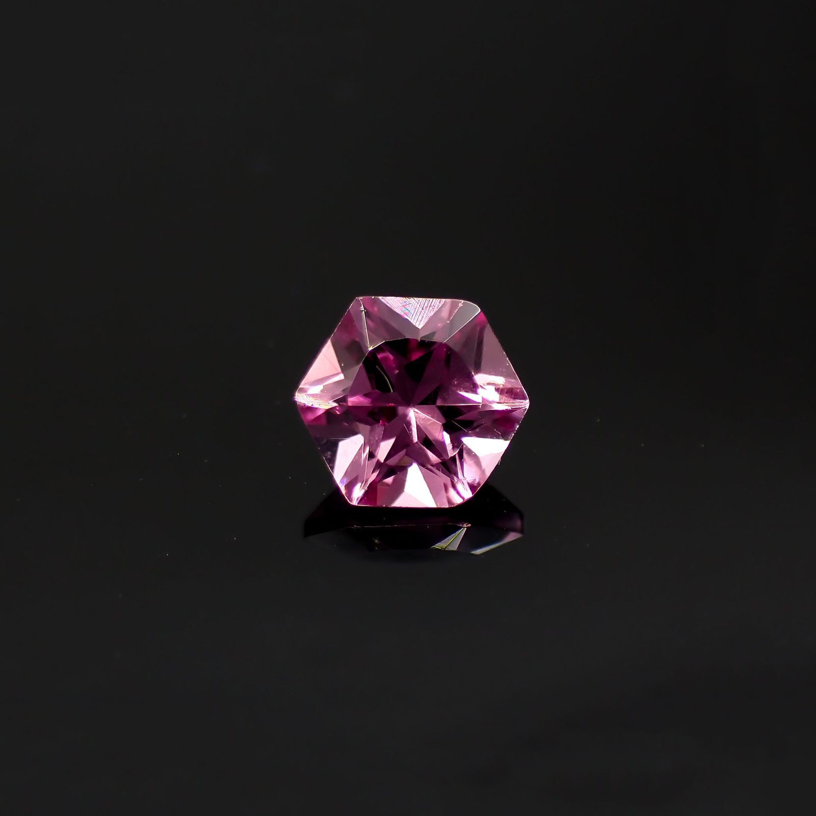 ◇ヘキサゴンカット◇カラーシフト マラヤガーネット(宝石名ガーネット)タンザニア産 0.70ct 識別済[220817563]5.1x5mm前後