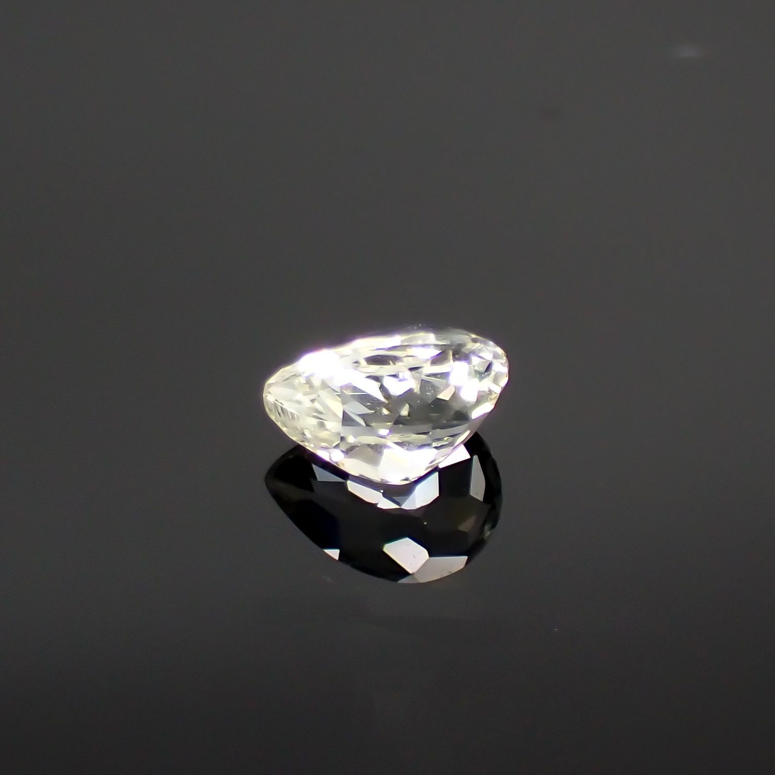 リューコガーネット(宝石名ホワイト グロッシュラー・ガーネット) ビルマ産 0.498ct ソ付(彩珠)[210711727]5.5×4mm前後