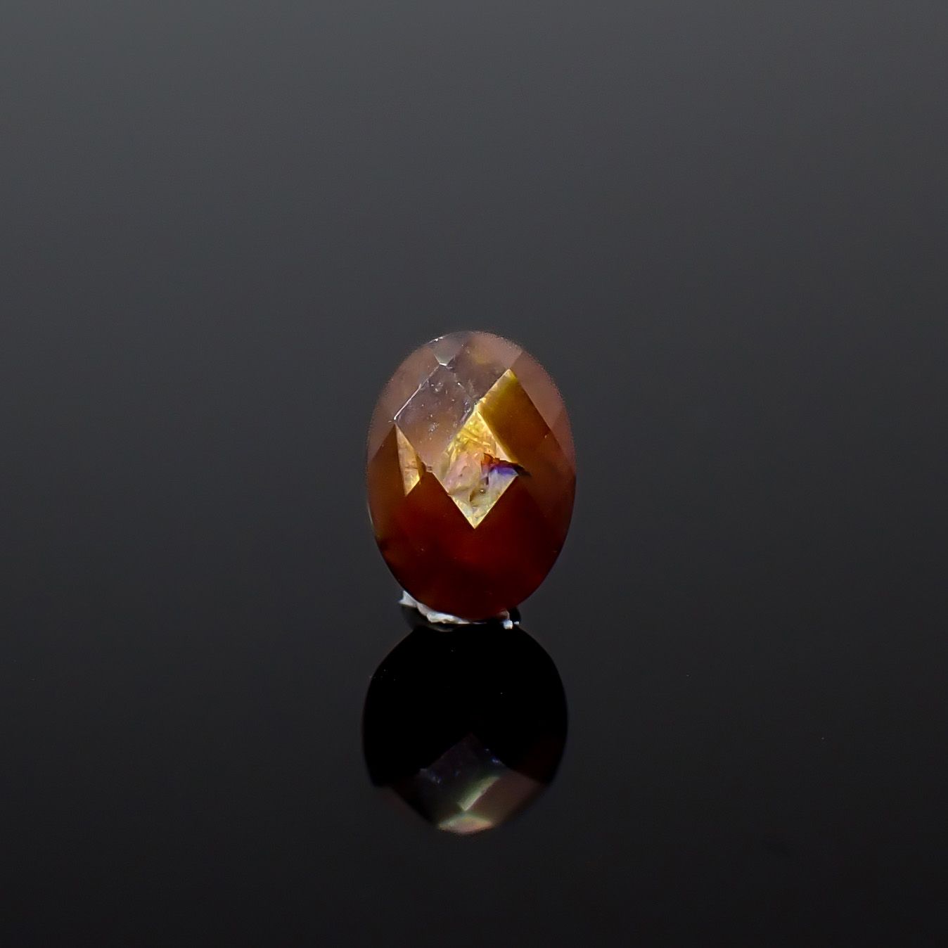 ◇リバーシブル・チェッカーカット◇レインボーガーネット 日本・奈良県産 0.54ct / 5.7x4.1mm前後 [260932925]