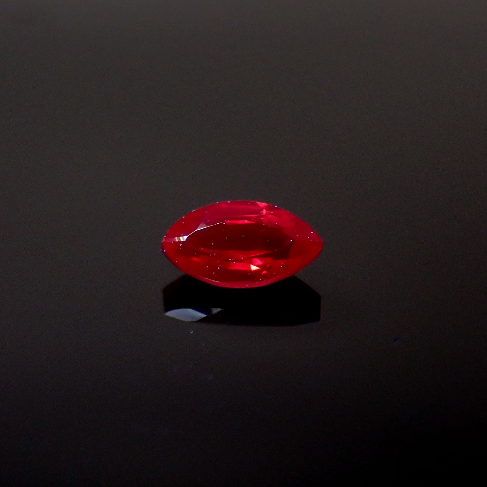 レッドスピネル(宝石名レッド・スピネル)タンザニア産 0.19ct 識別済[231124097]4.8x2.6mm前後