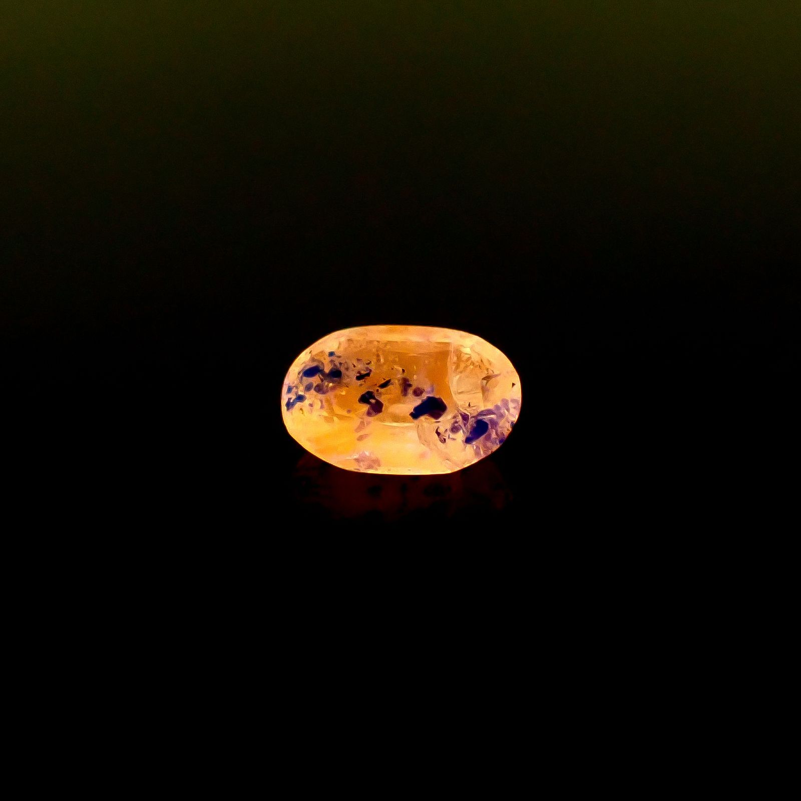 ラズライトインソーダライト フルオレッセンス アフガニスタン産 0.58ct [250530466]7.2x4.7mm前後