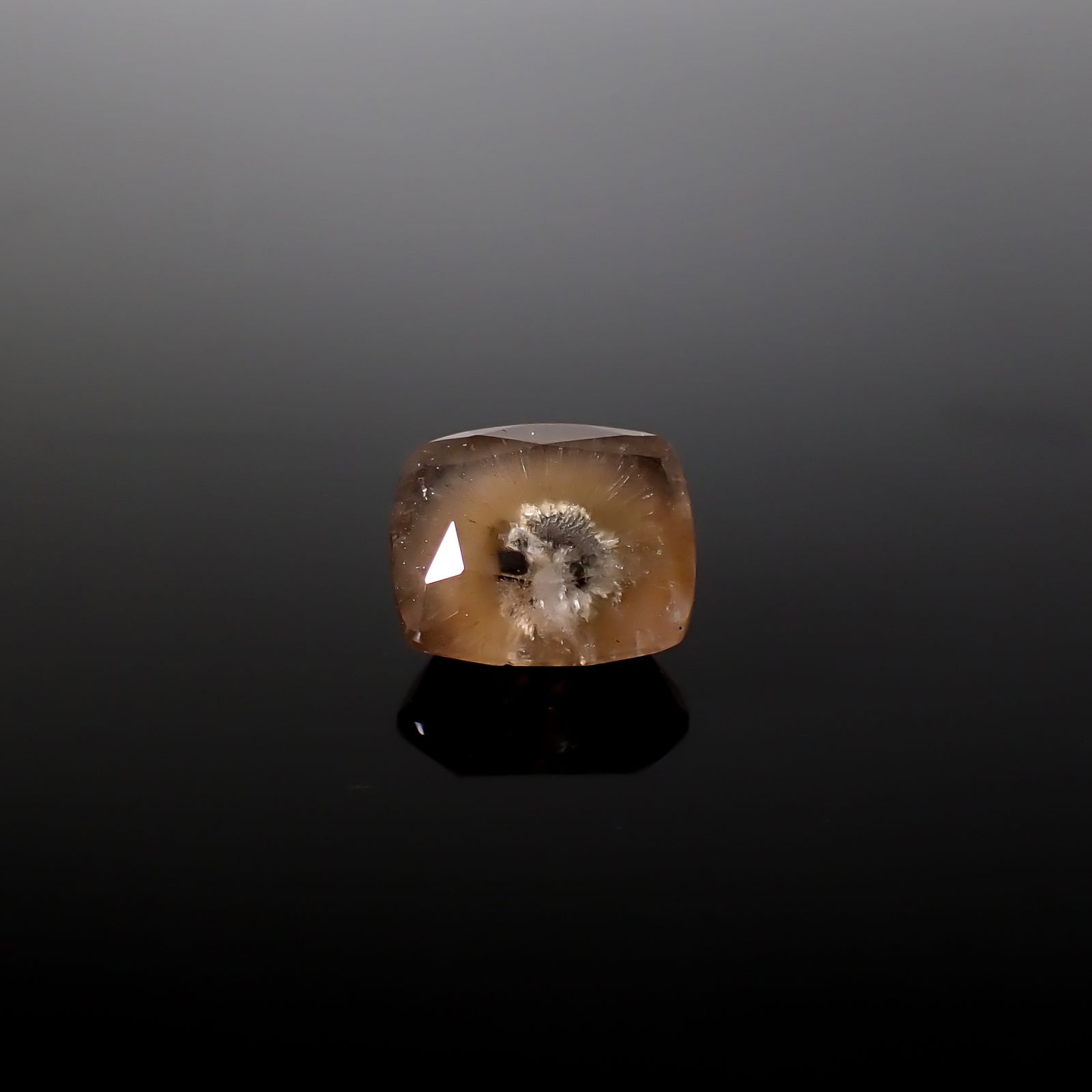 ポンポンクォーツ ブラジル産 8.00ct / 13.3x11.6mm前後 [260331905]