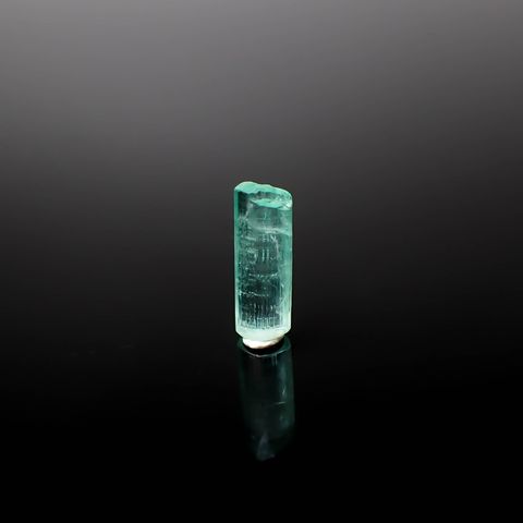 エメラルド柱状結晶 原石 コロンビア産 3.90ct[240427257]16.5x5.2mm前後