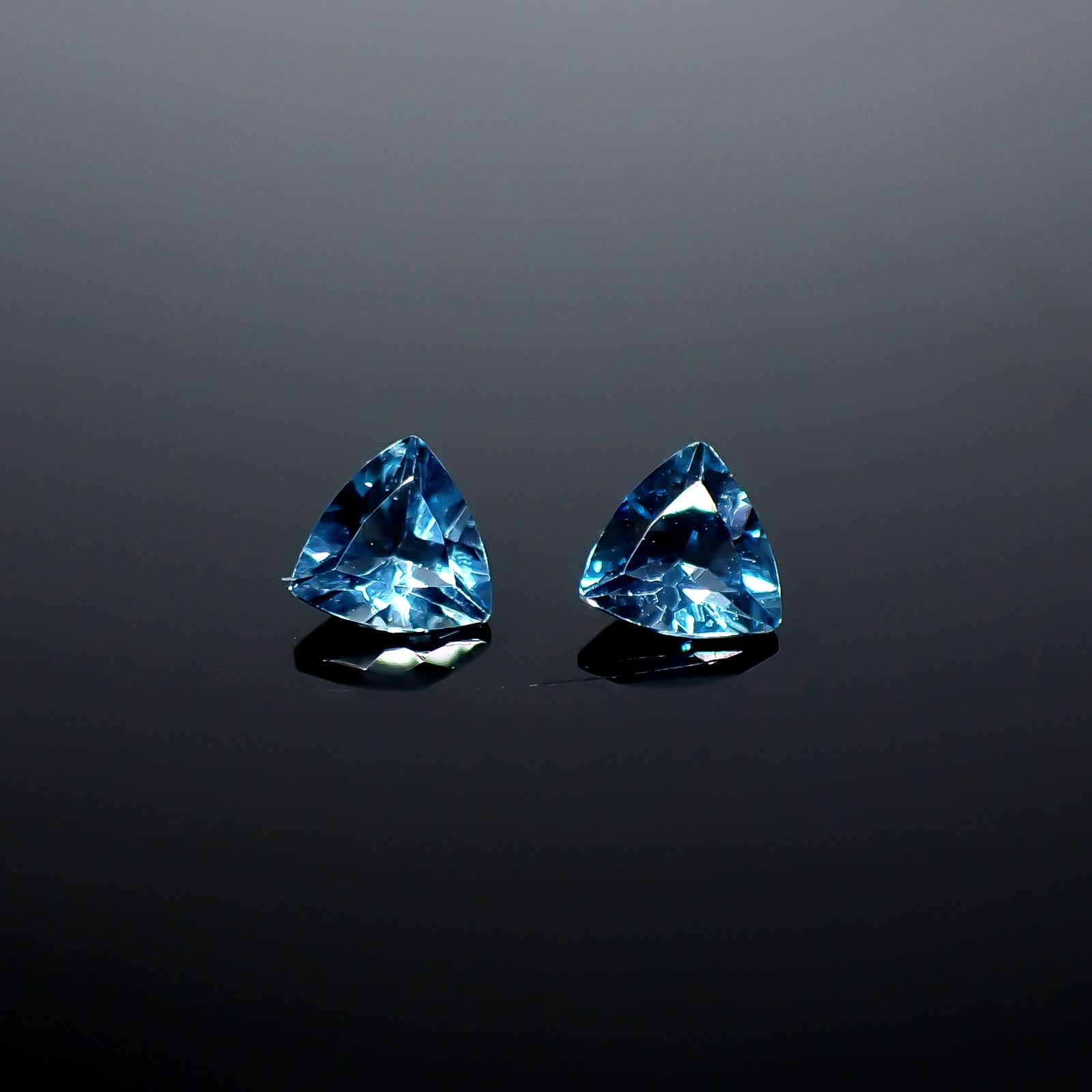 ◇ペアセット◇ロンドンブルートパーズ ブラジル産 1.37ct(2pcs合計) / 5.9x6mm前後 [251031331]