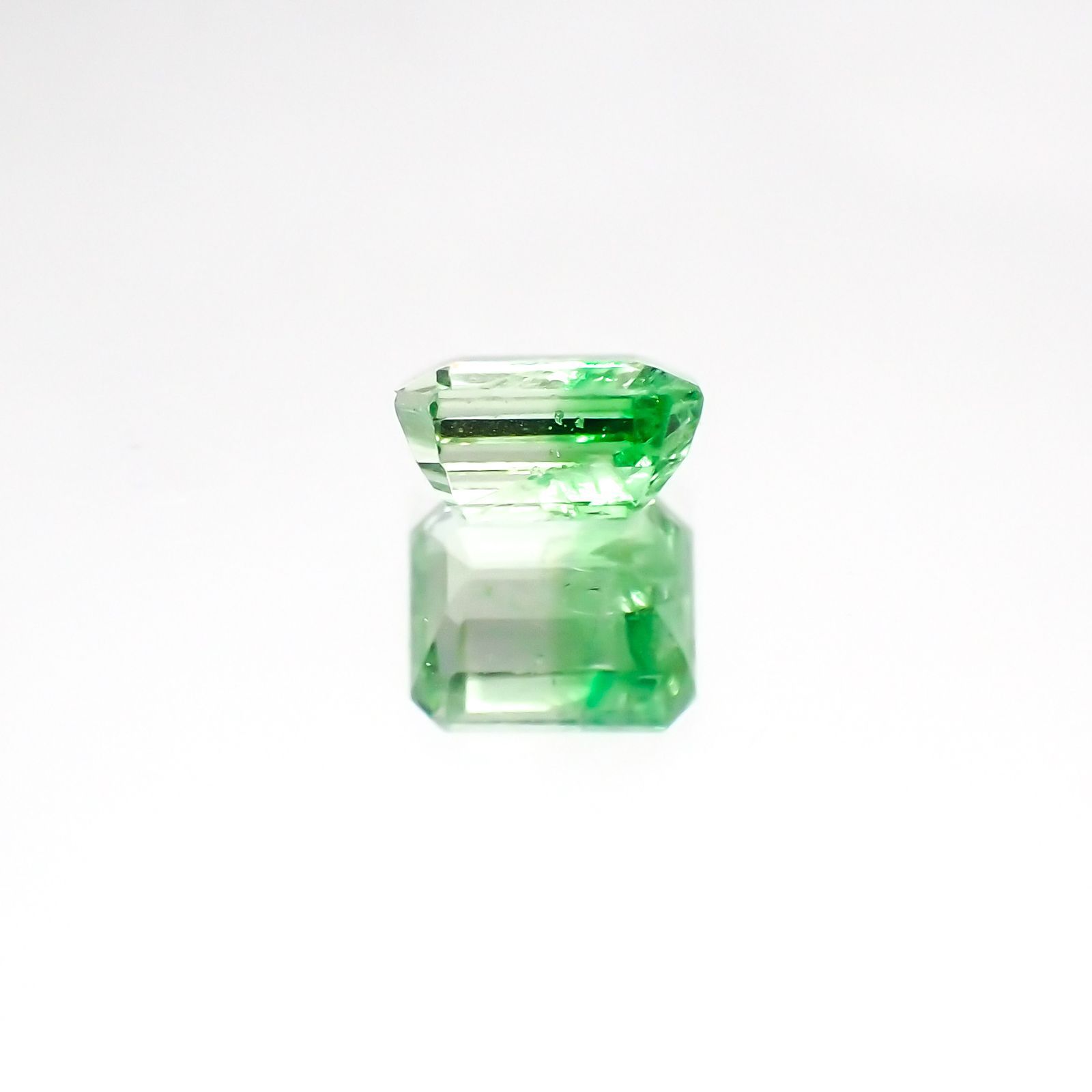 バイカラーツァボライト(宝石名グリーン グロッシュラー・ガーネット)タンザニア産 1.04ct 識別済[231124263]6x5mm前後