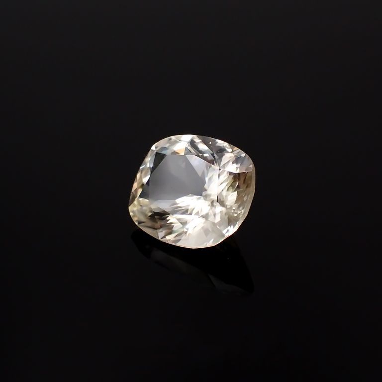アラゴナイト フォスフォレッセンス(宝石名フォスフォレッセンス・アラゴナイト)チェコ共和国産 2.21ct 識別済[221119081]9.2x7.7mm前後