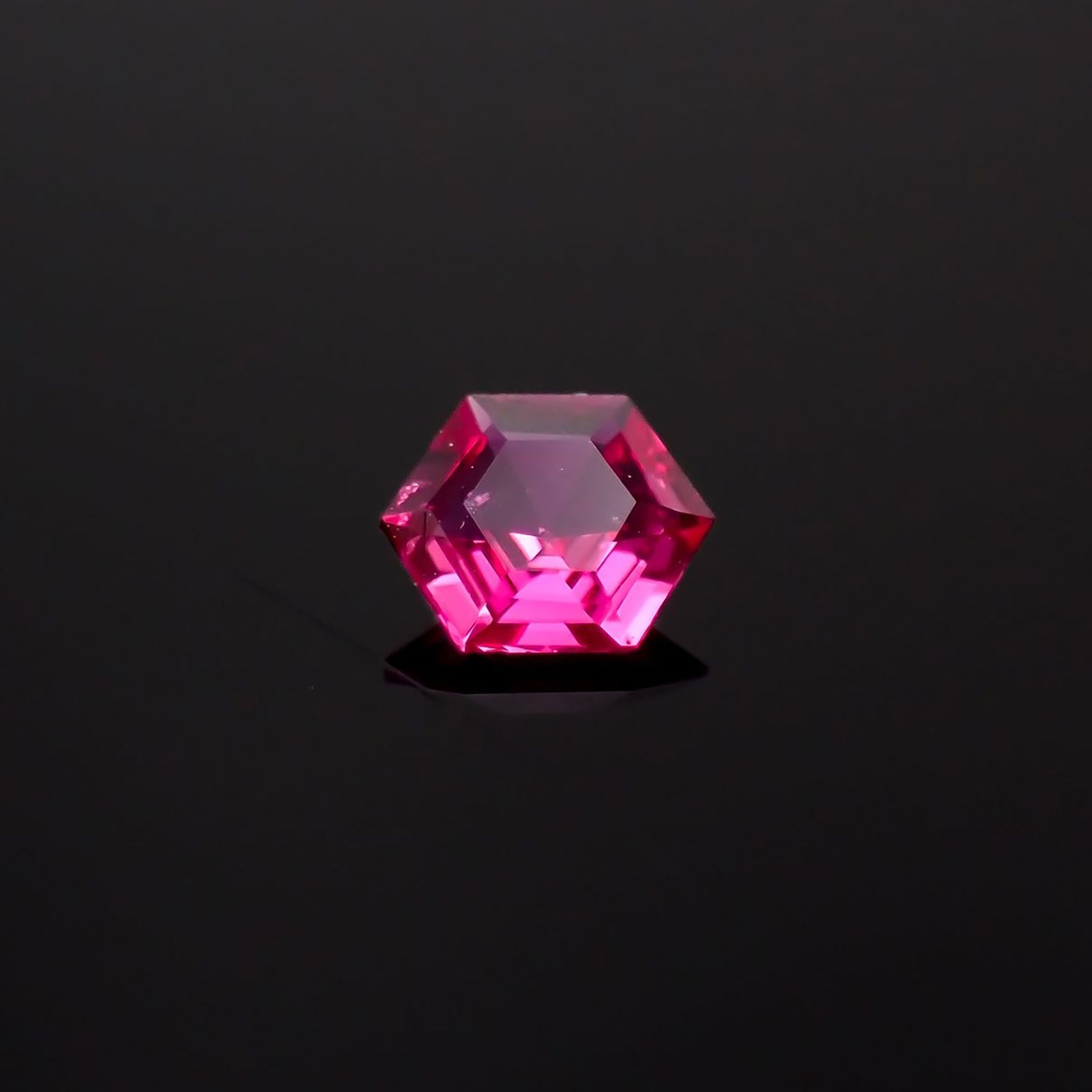 ◇ヘキサゴンカット◇ルビー 非加熱 モザンビーク産 0.18ct / 3.5x3.5mm前後 [240427107]