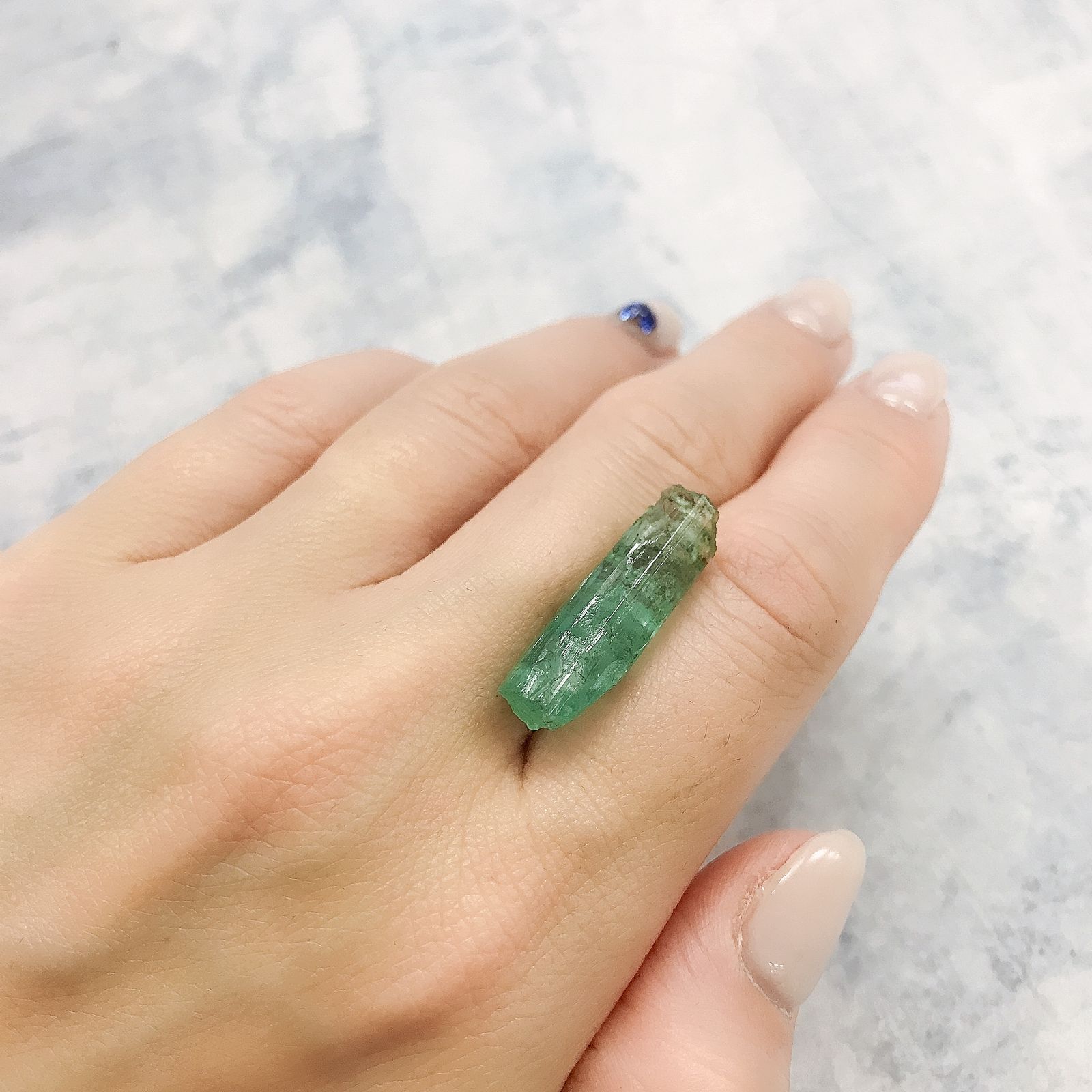 エメラルド 原石 コロンビア・ムゾー鉱山産 11.93ct[220515785]25.3x8.4mm前後 | TOP STONE(トップストーン)