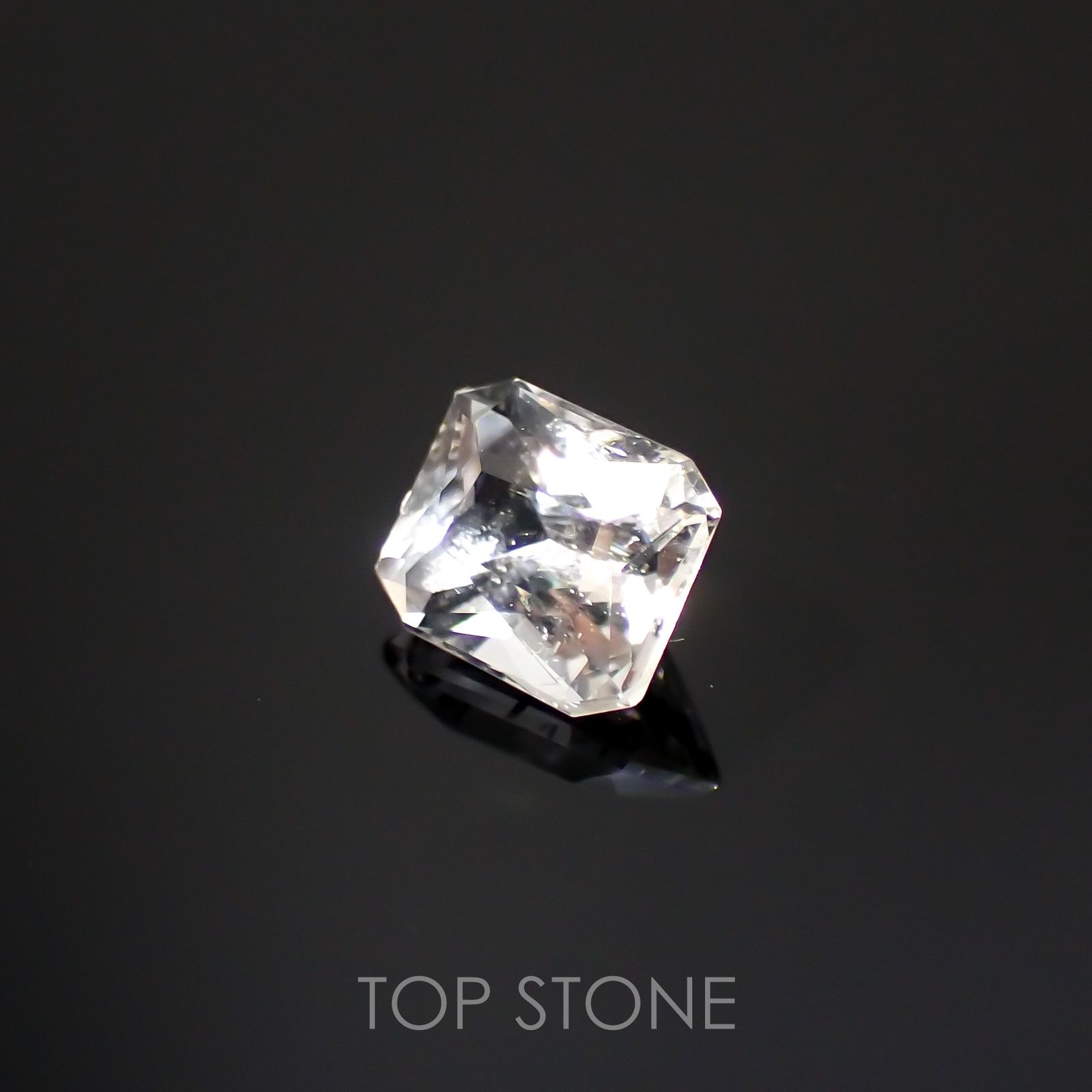 フェナカイト(宝石名フェナカイト)ブラジル産 0.39ct 識別済[220115177]4.6x4mm前後