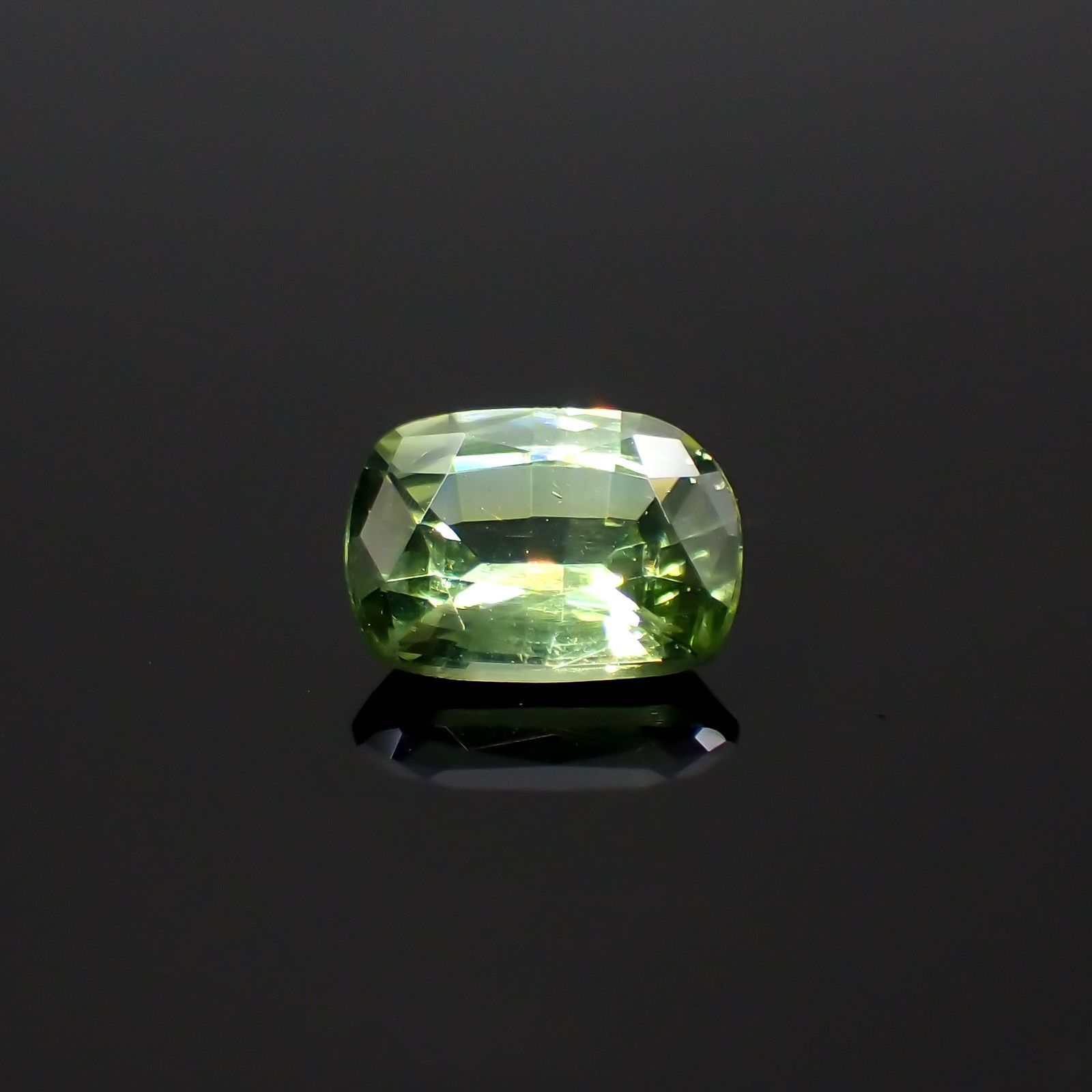 グリーンジルコン(宝石名ジルコン)スリランカ/カンボジア産 0.99ct 識別済[220114895]6.8x4.9mm前後