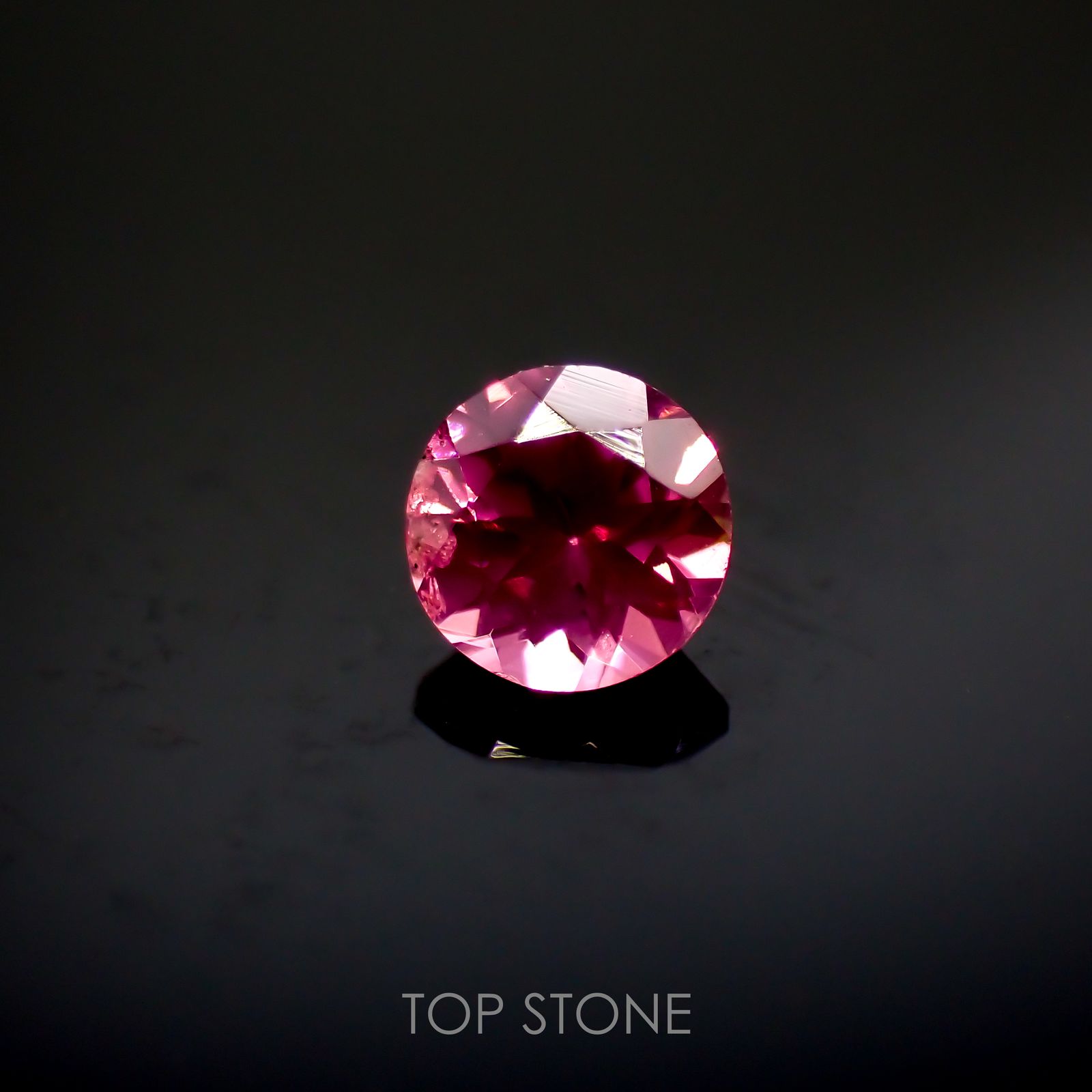 ホットピンクスピネル(宝石名ピンク・スピネル)タンザニア産 0.3ct 識別済[220113916]4.1x4.1mm前後