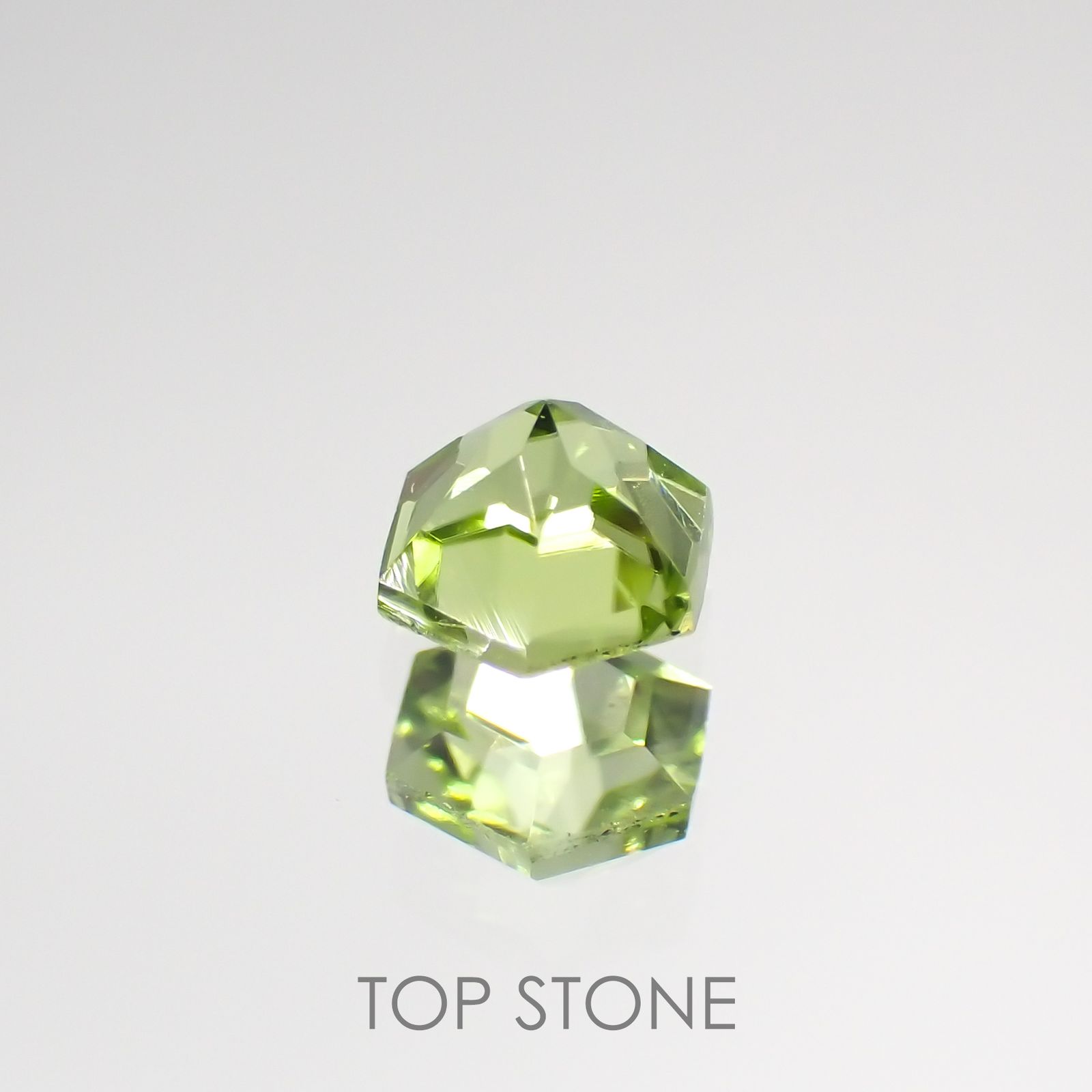 ◇ヘキサゴンカット◇ペリドット(宝石名ペリドット) パキスタン産 0.36ct 識別済[210813095]4×4mm前後