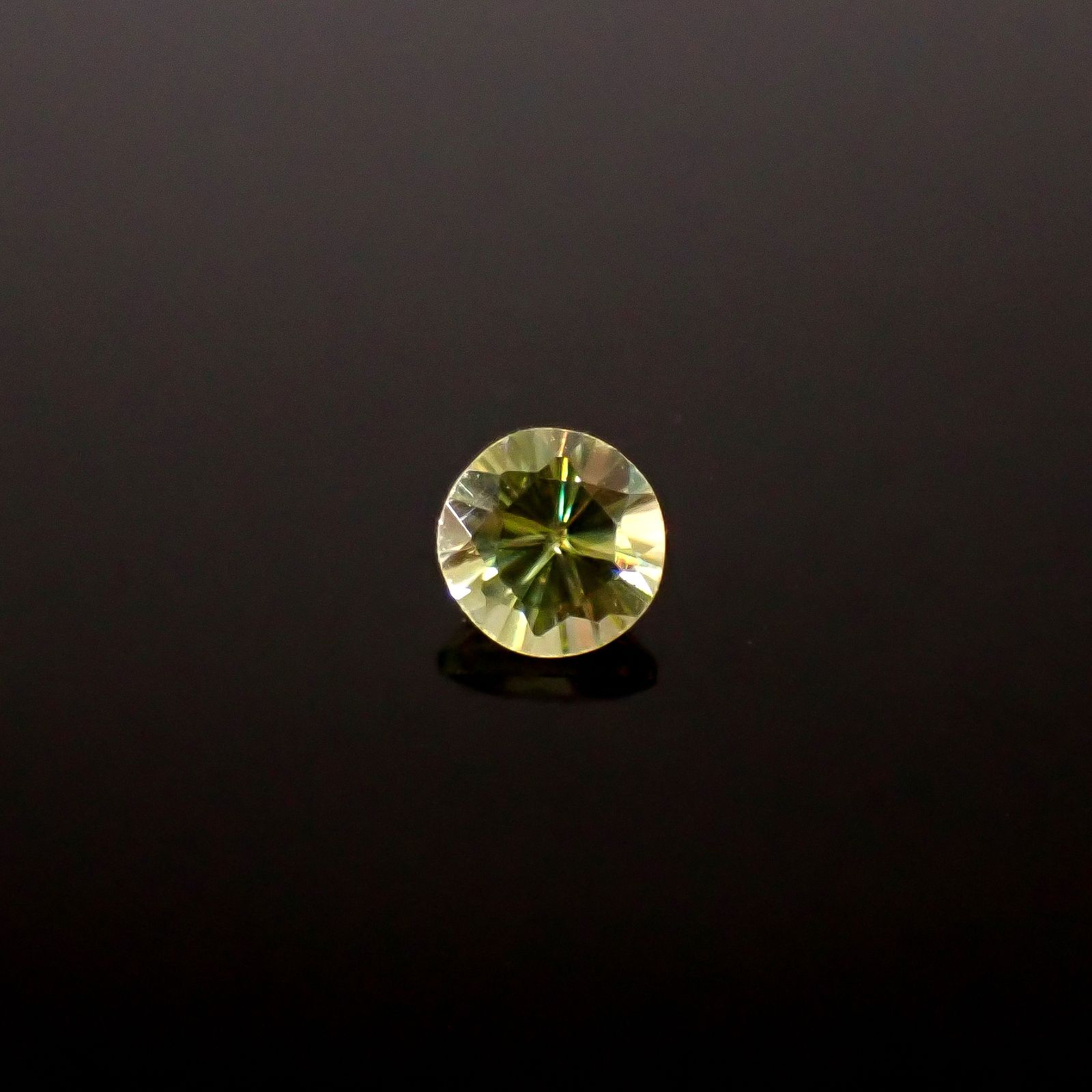 スフェーン(宝石名スフェーン)マダガスカル産 識別済 0.28ct / 3.9x3.9mm前後 [251231370]