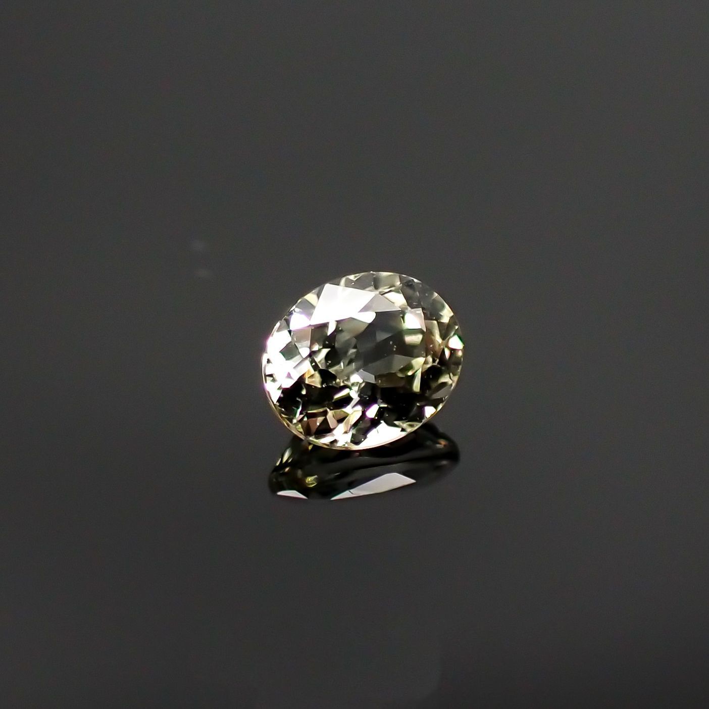 リューコガーネット(宝石名ホワイト グロッシュラー・ガーネット) ビルマ産 0.32ct 識別済[210711541]4.5×3.7mm前後