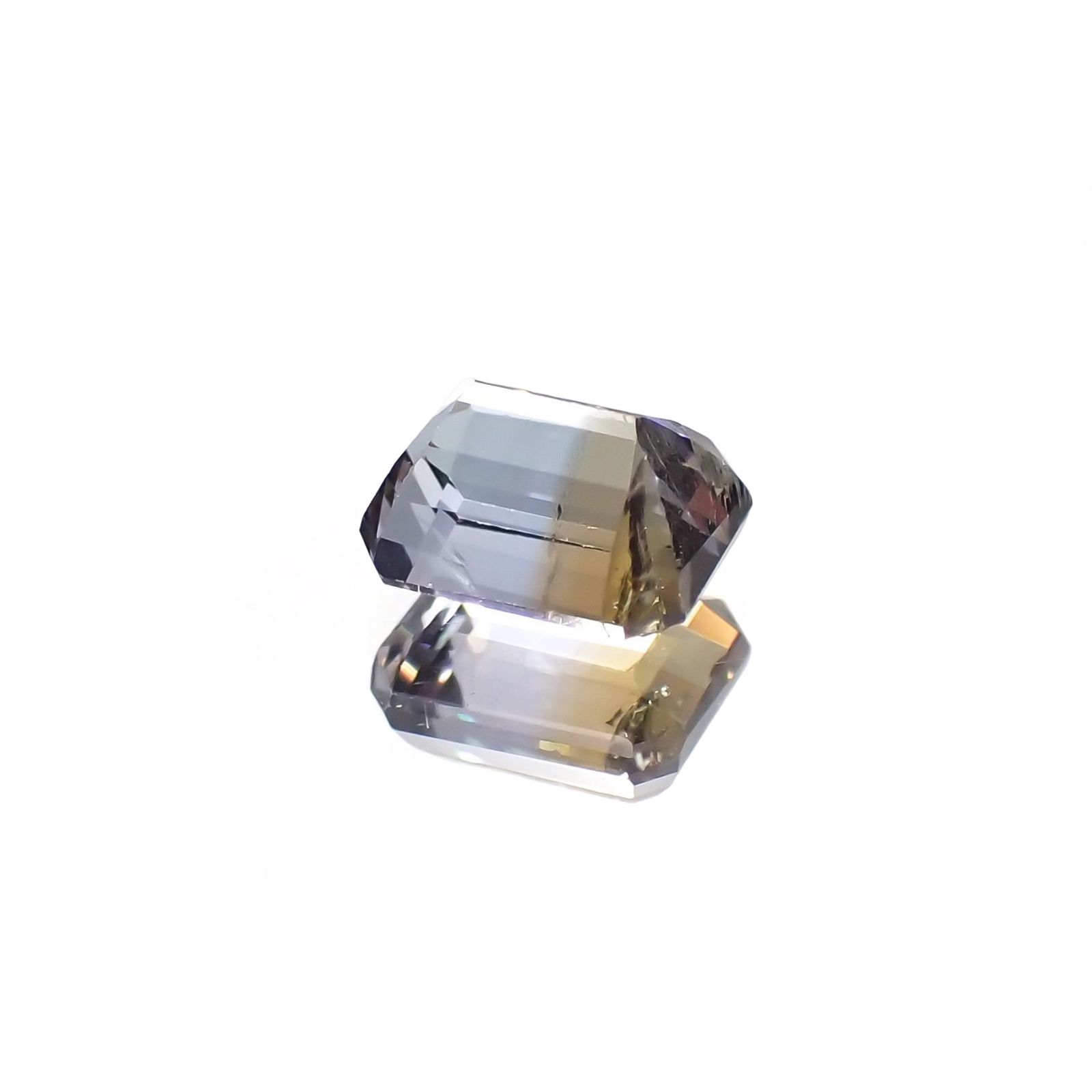 バイカラータンザナイト(宝石名バイカラー・ゾイサイト) タンザニア産 ソ付(彩珠) 0.752ct / 5.5x4.4mm前後 [210711581]