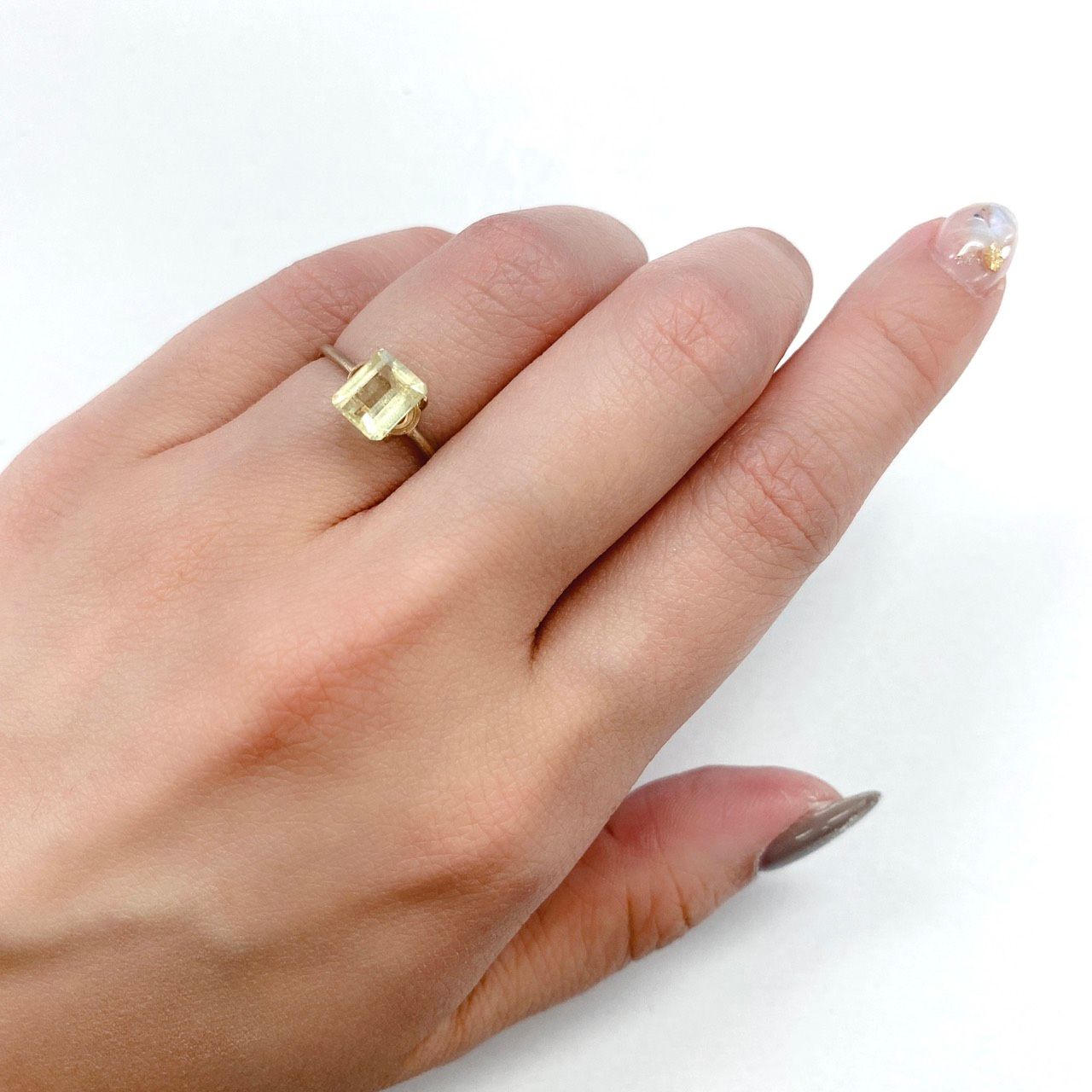 ブラジリアナイト(宝石名ブラジリアナイト) ブラジル産 1.22ct 識別済[210510746]6.9×5.6mm前後