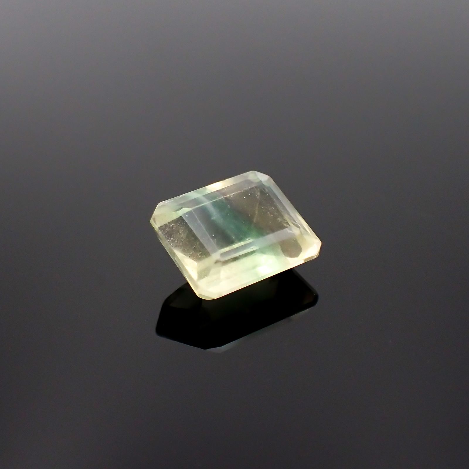 バイカラーフローライト フルオレッセンス ブラジル産 3.73ct[230722975]9.7x7.9mm前後