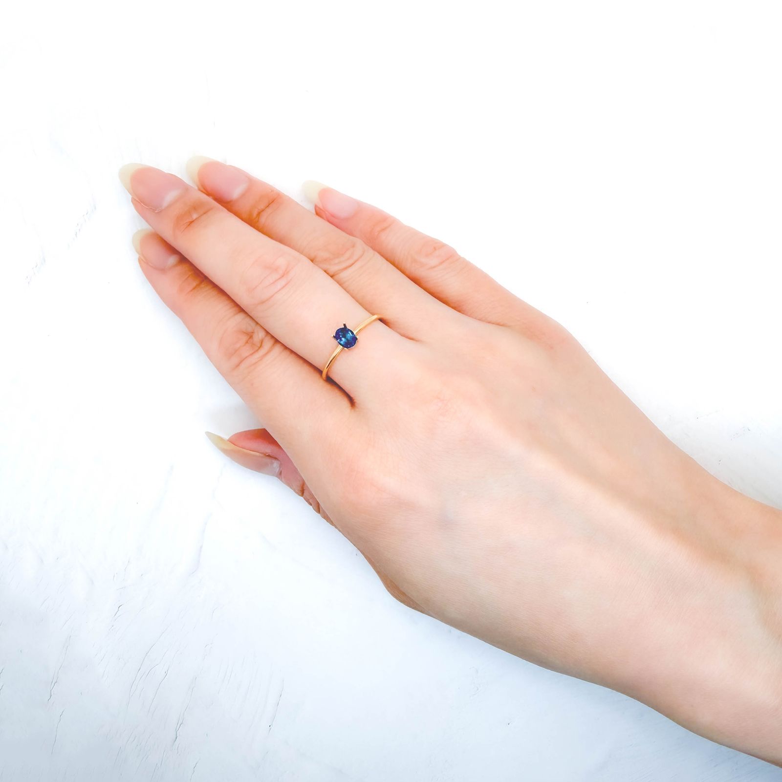 ディープブルーアパタイト マダガスカル産 0.39ct / 4.9x3.8mm前後 [260732602]