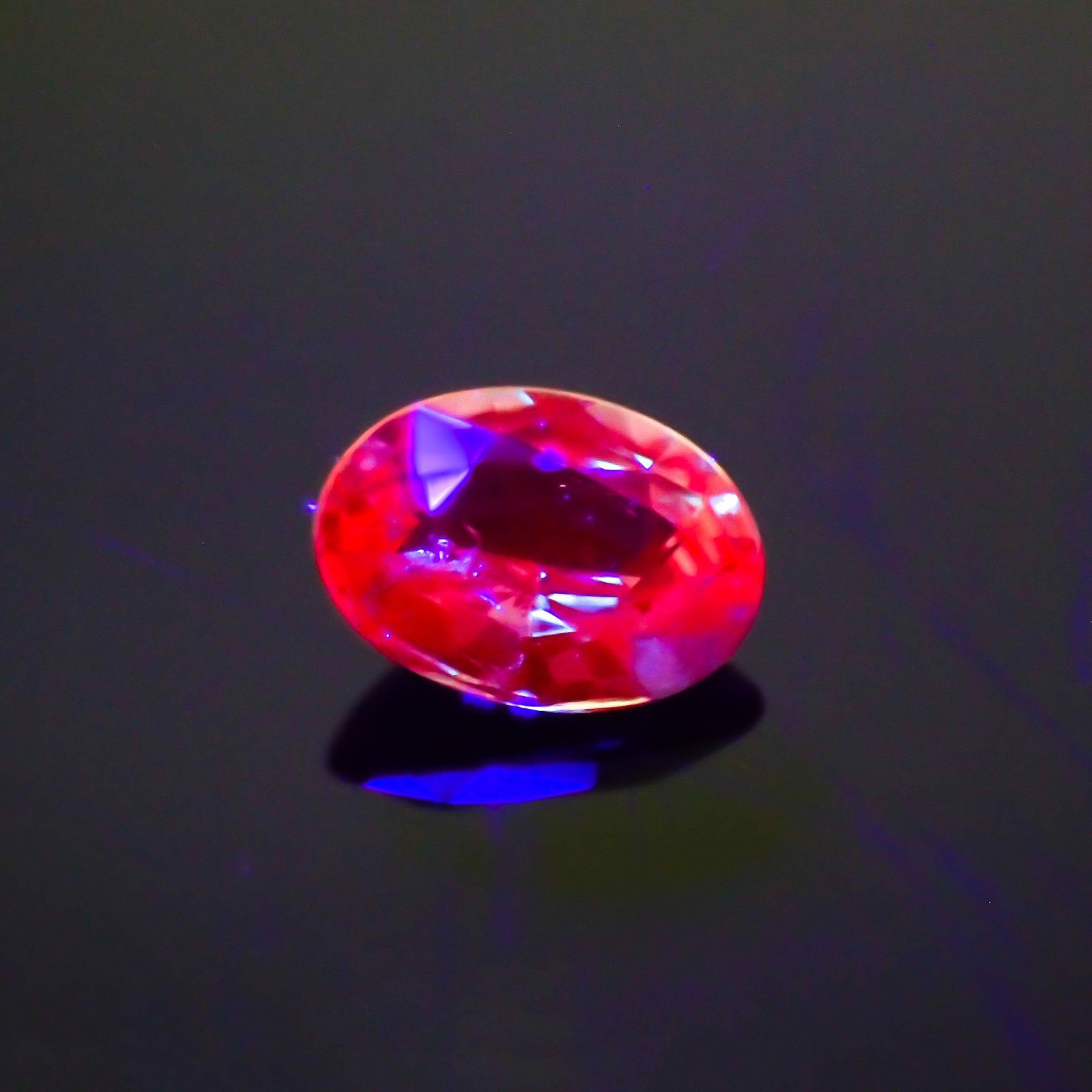 アレキサンドライト(宝石名アレキサンドライト)ブラジル産/EmeraldMains社製 0.127ct ソ付(彩珠)[220113814]3.6x2.6mm前後