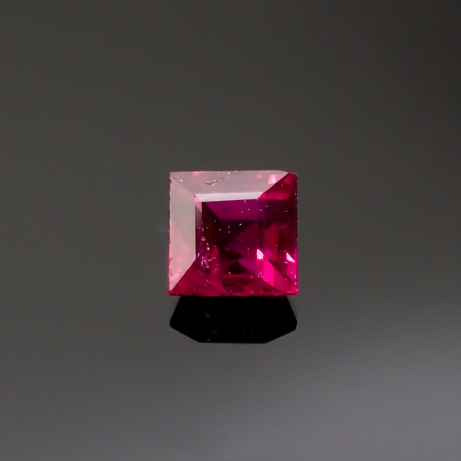 ルビー タイ/ビルマ産 0.16ct[220616359]2.8x2.8mm前後