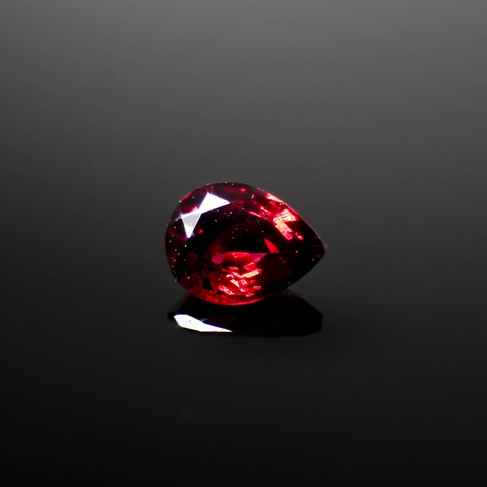 レッドスピネル(宝石名レッド・スピネル)タンザニア産 0.28ct 識別済[240728579]5x3.8mm前後
