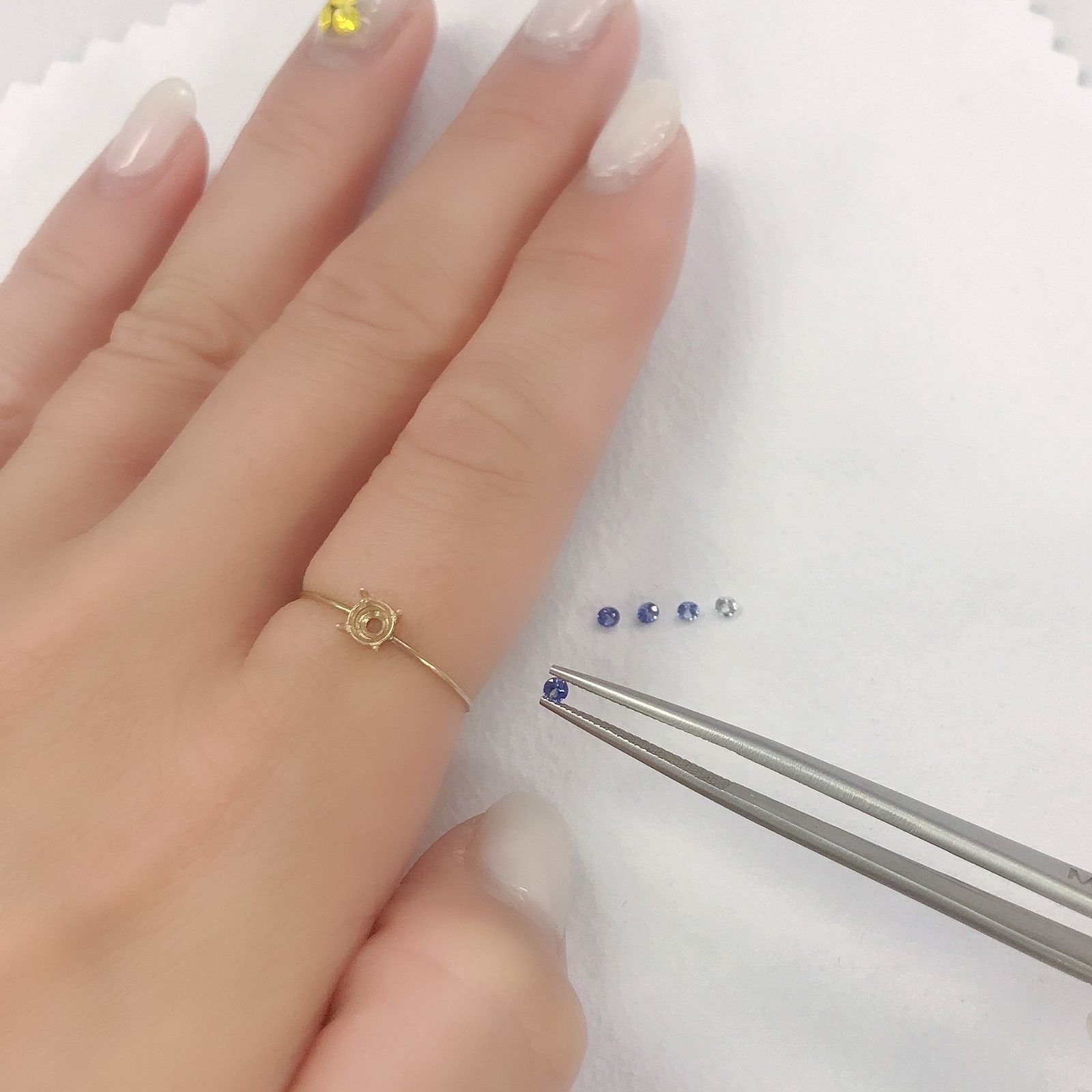 ベニトアイト カラーグラデーション5個セット アメリカ・カリフォルニア州サンベニト産 0.27ct(5pcs合計)[220616633]2.2-2.3x2.2-2.3mm前後